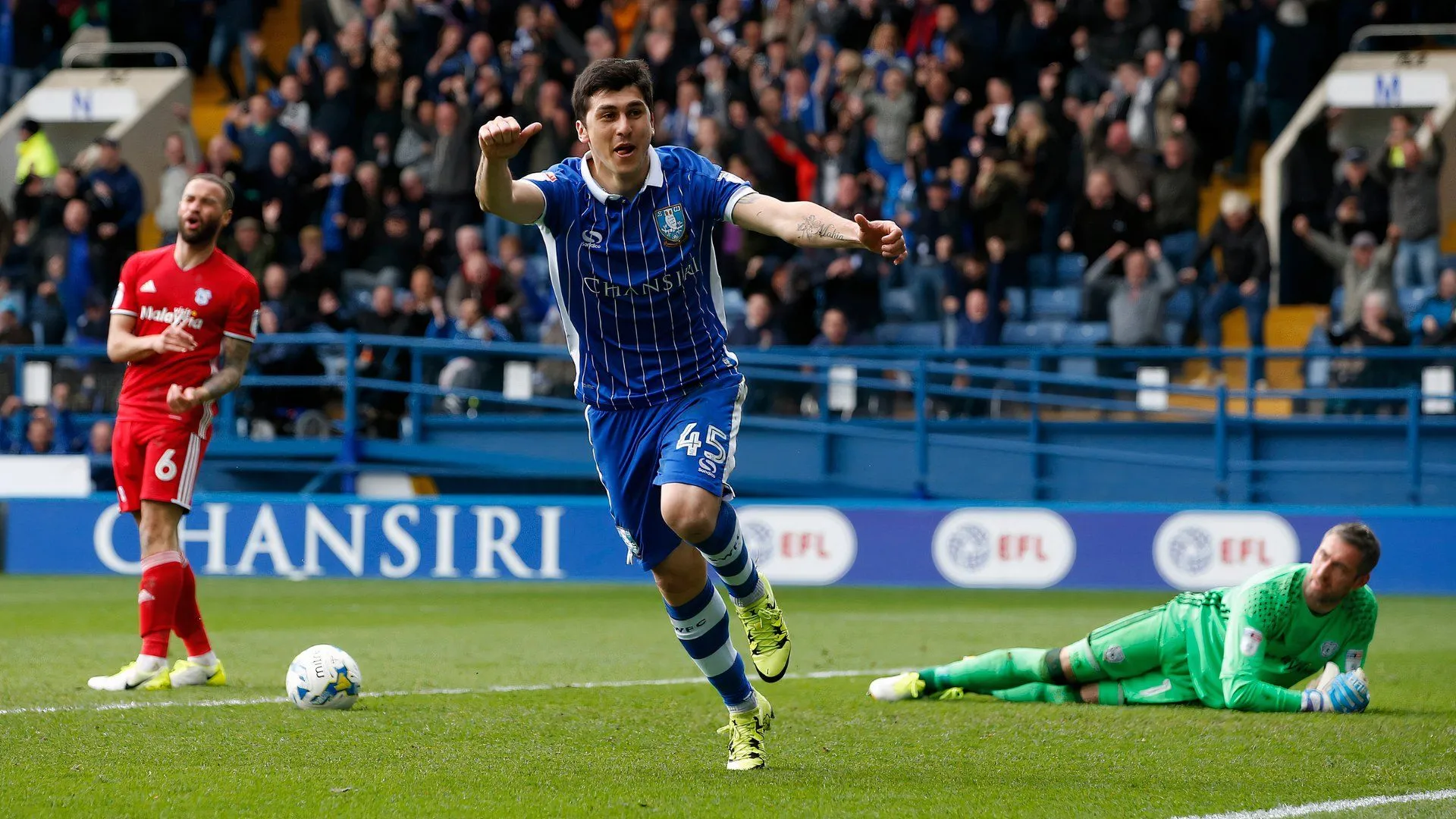 Fernando Forestieri trong một pha tranh chấp bóng quyết liệt khi còn thi đấu cho Sheffield Wednesday