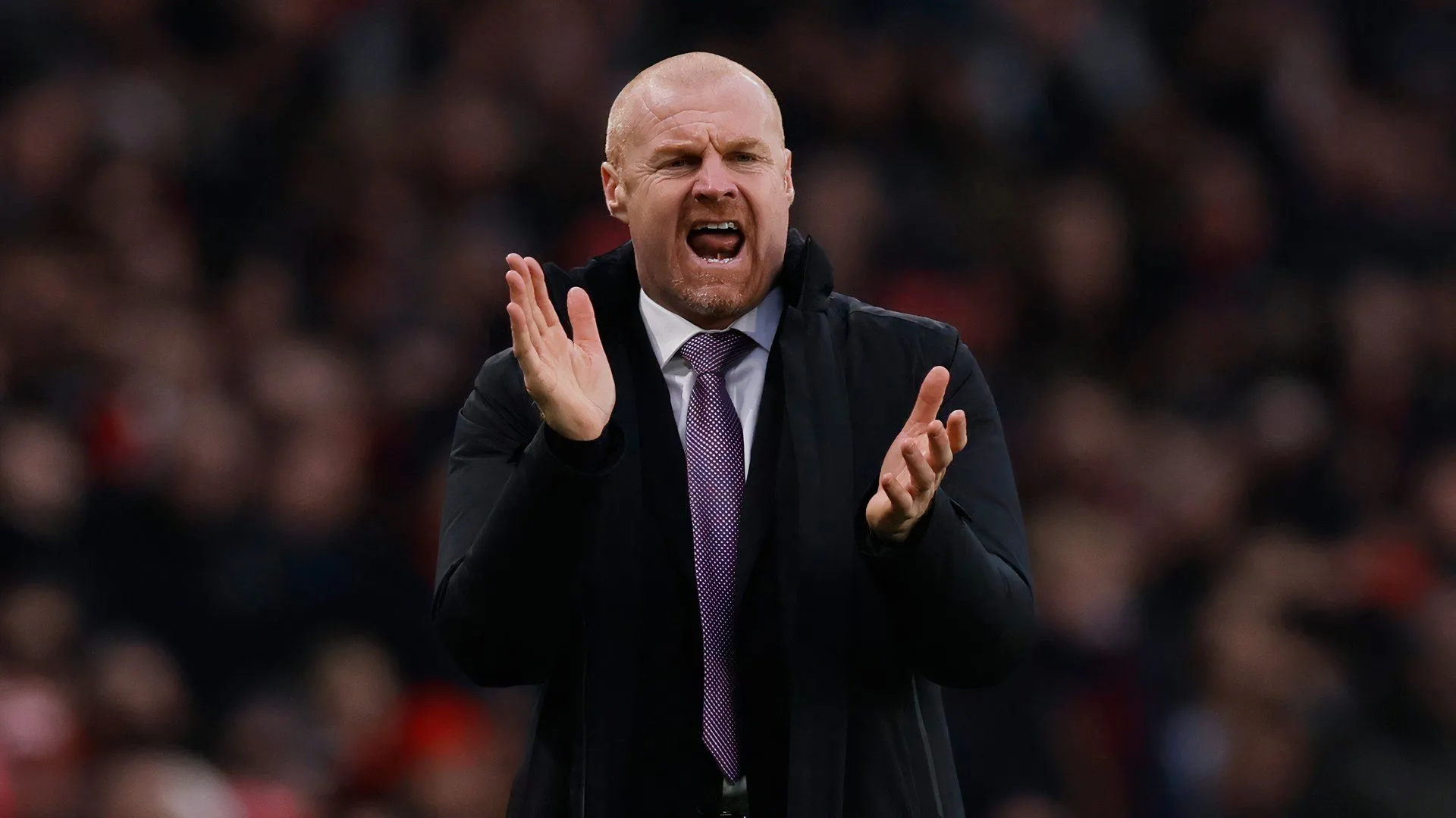 HLV Sean Dyche với phong thái tự tin bên đường biên