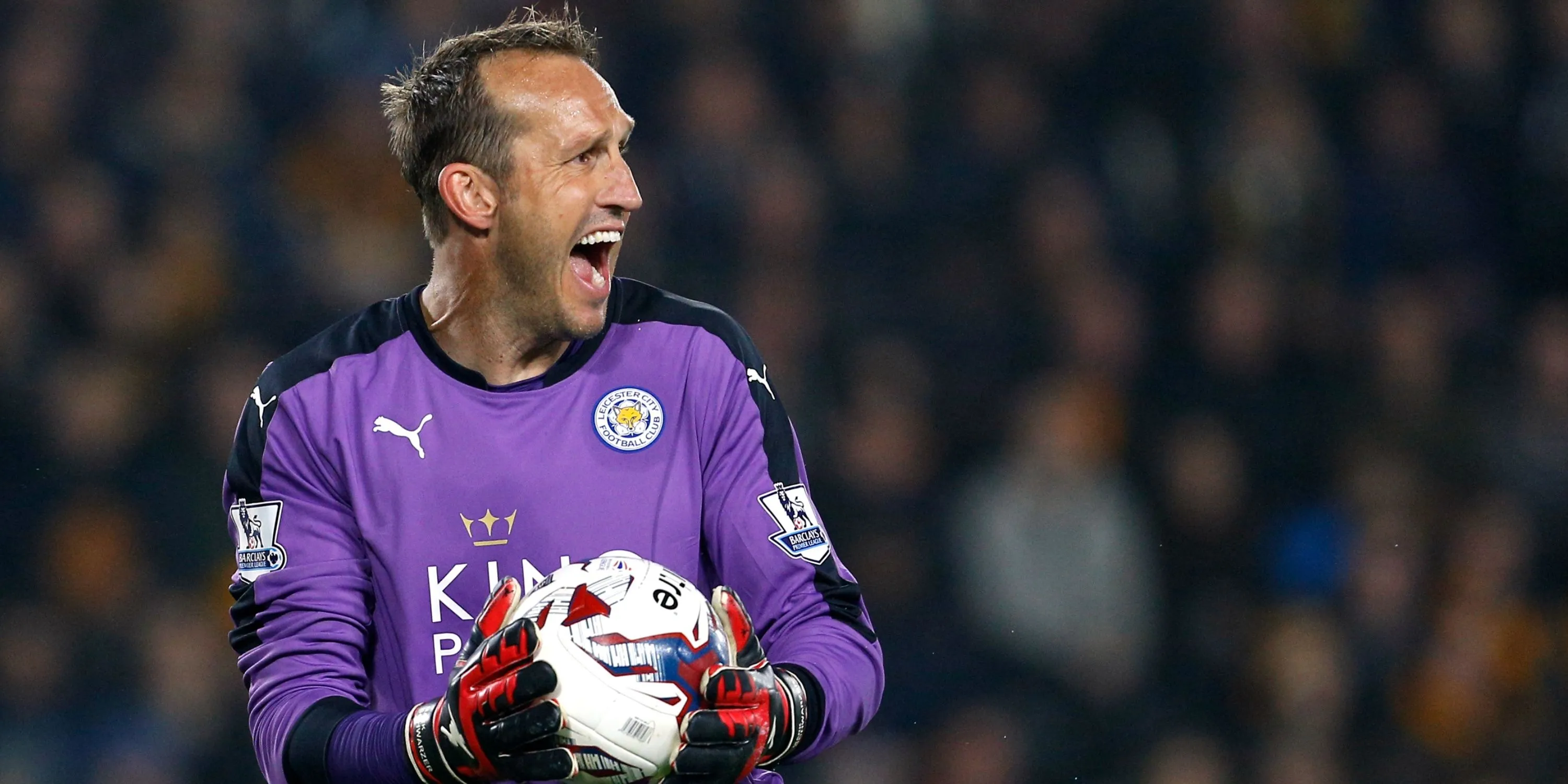 Mark Schwarzer đang chỉ đạo đồng đội