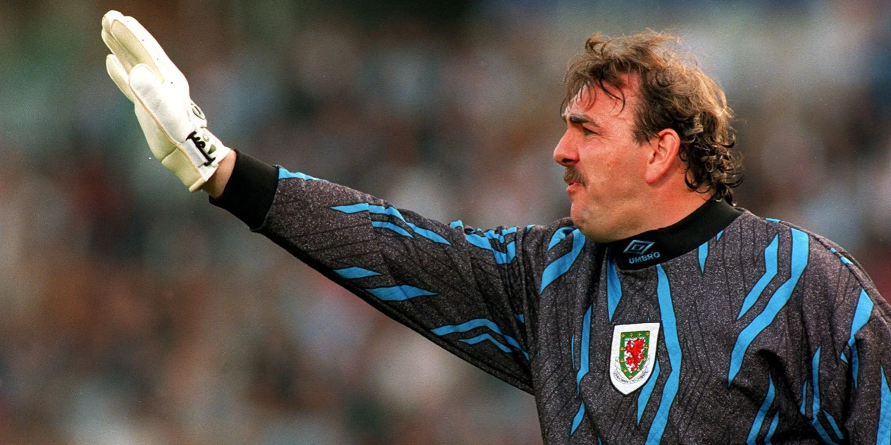 Neville Southall đang chỉ đạo đồng đội