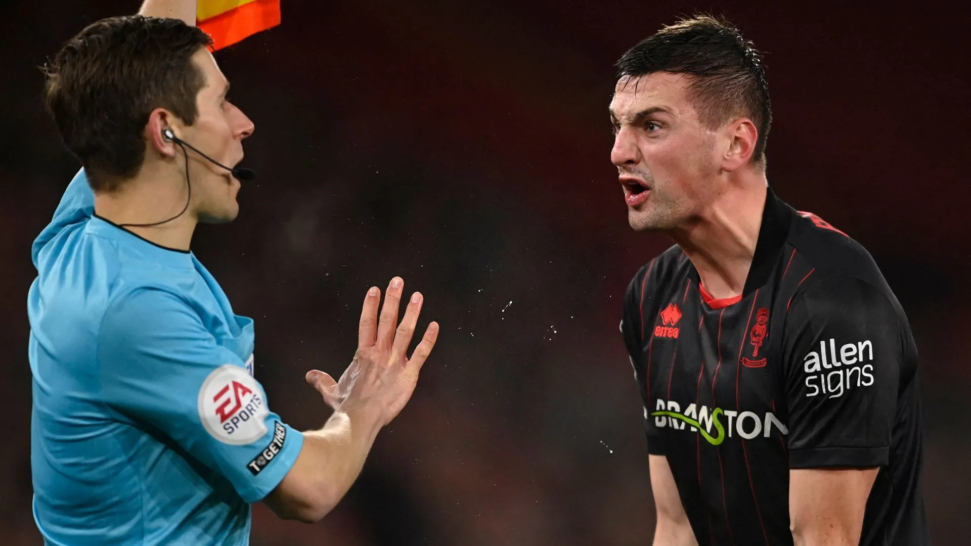 Paudie O'Connor trong màu áo Lincoln City, một trung vệ giàu kinh nghiệm tại League One.