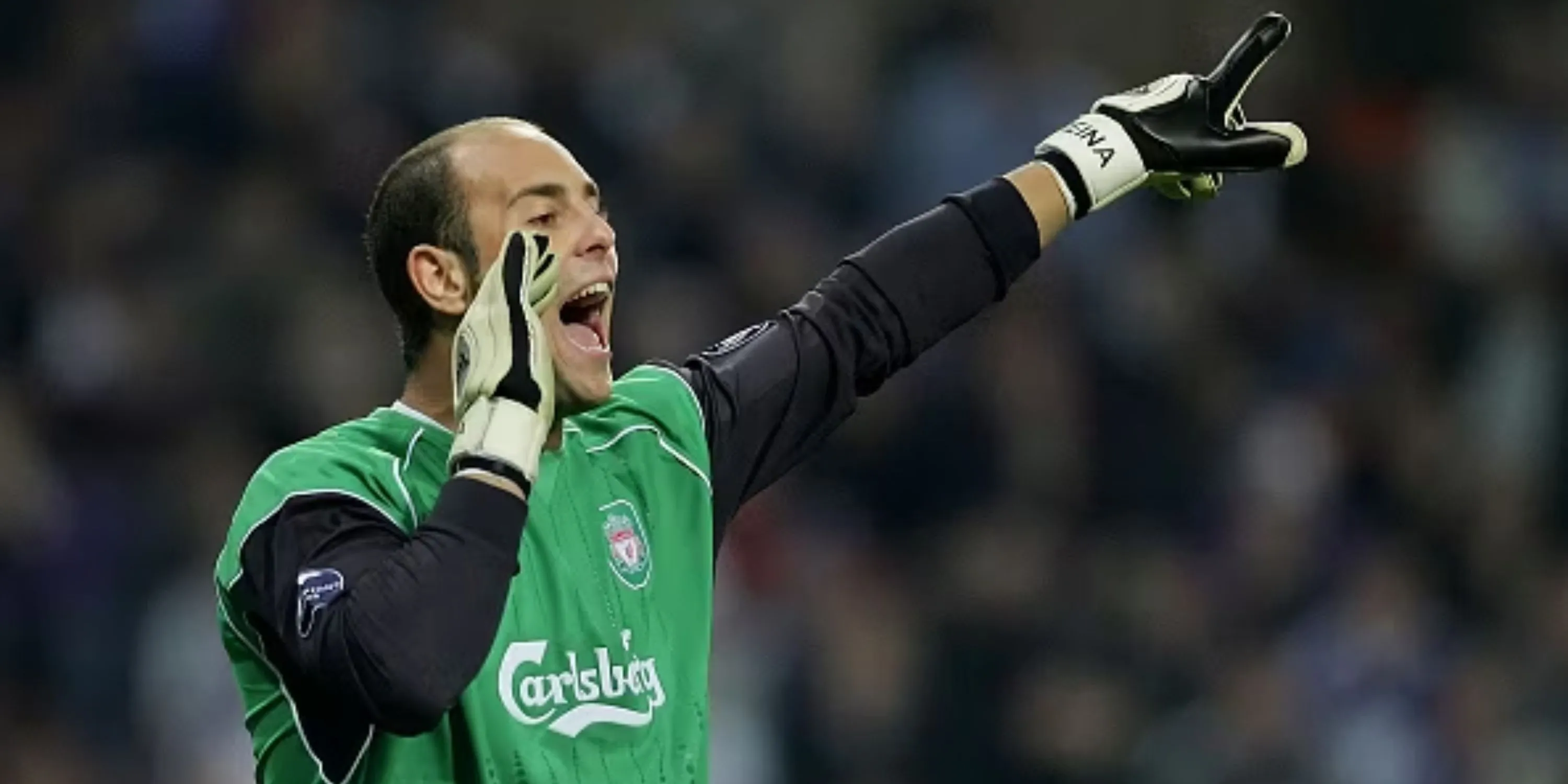Pepe Reina trong khung thành Liverpool