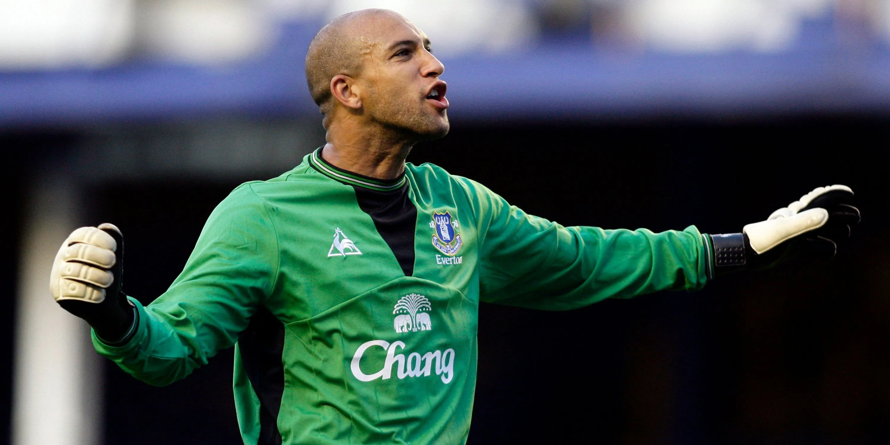 Thủ môn Everton Tim Howard ra dấu với khán giả