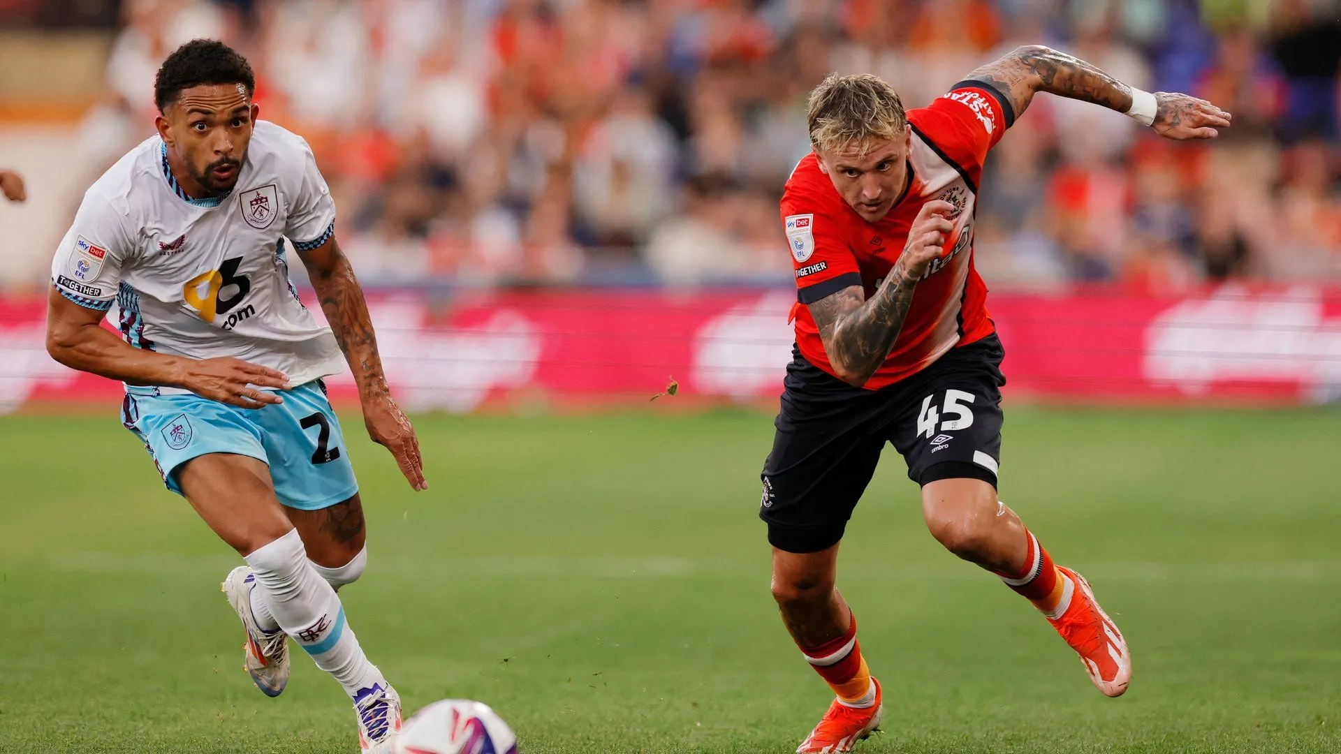 Alfie Doughty trong màu áo Luton Town