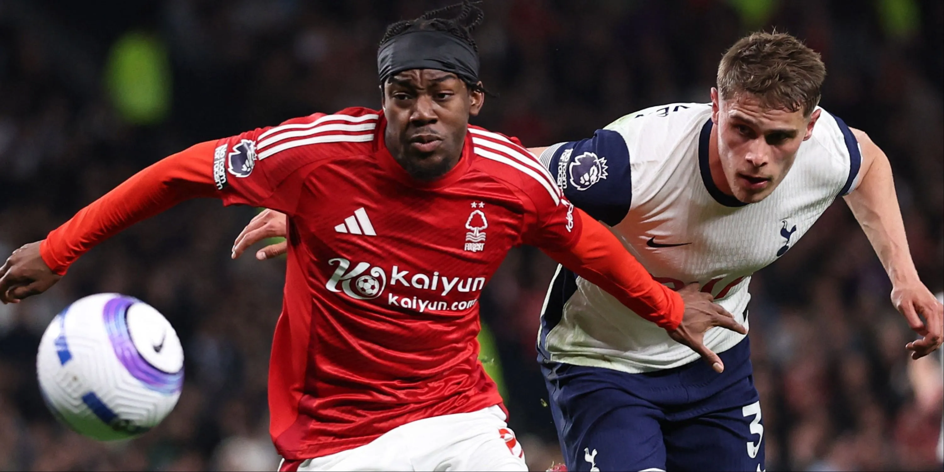 Anthony Elanga trong một pha tranh chấp tại Premier League