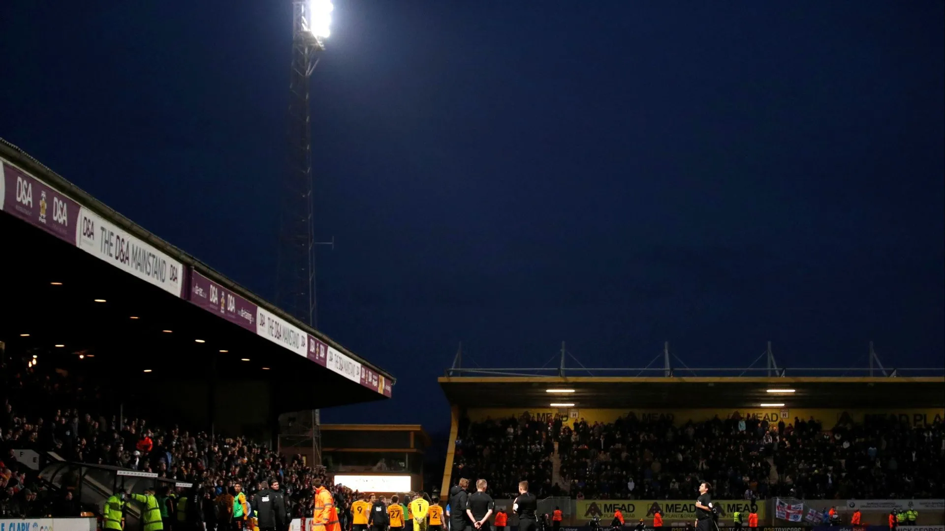 Cầu thủ Cambridge United ăn mừng bàn thắng