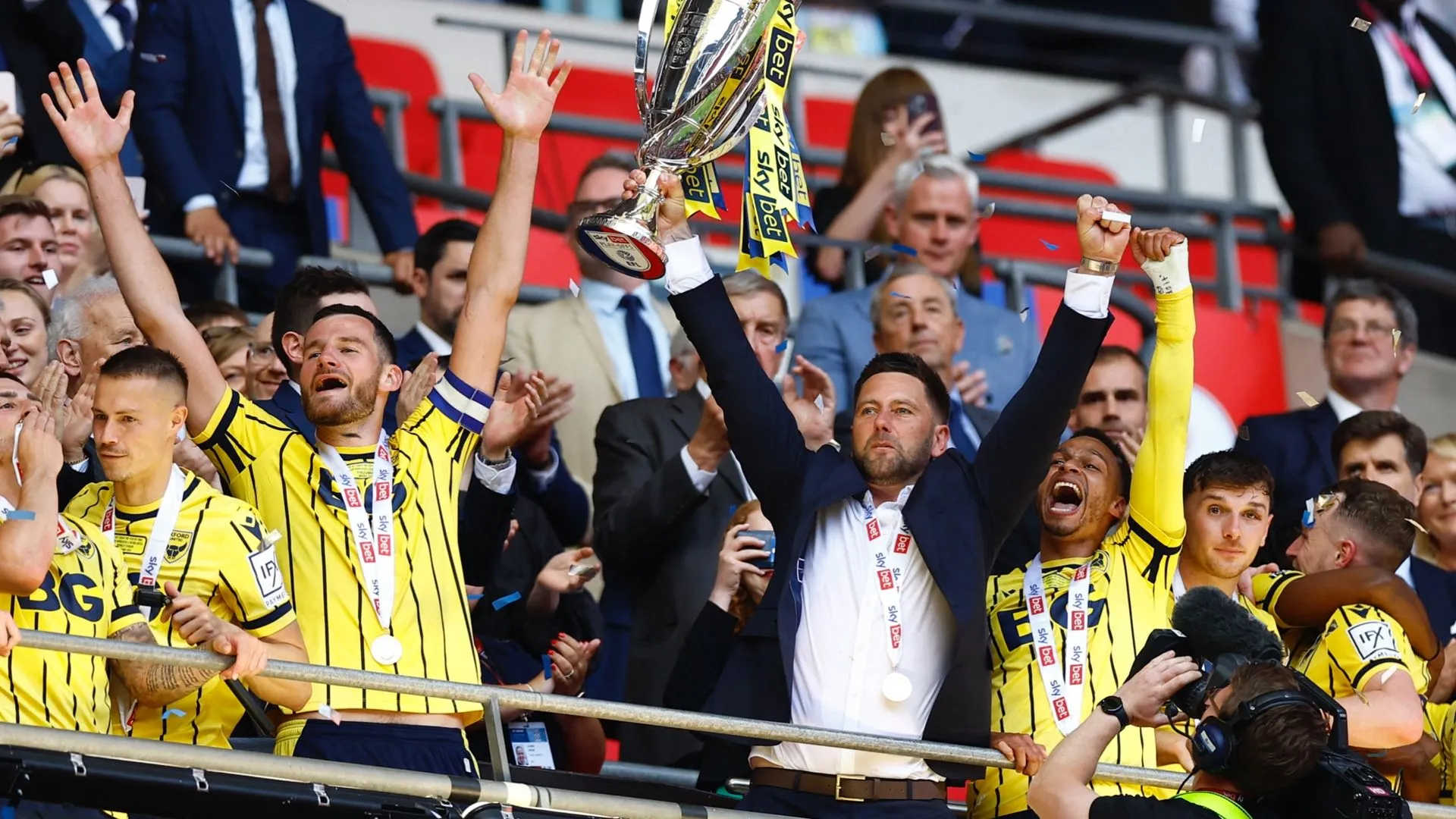 Des Buckingham khi còn dẫn dắt Oxford United thăng hạng Championship