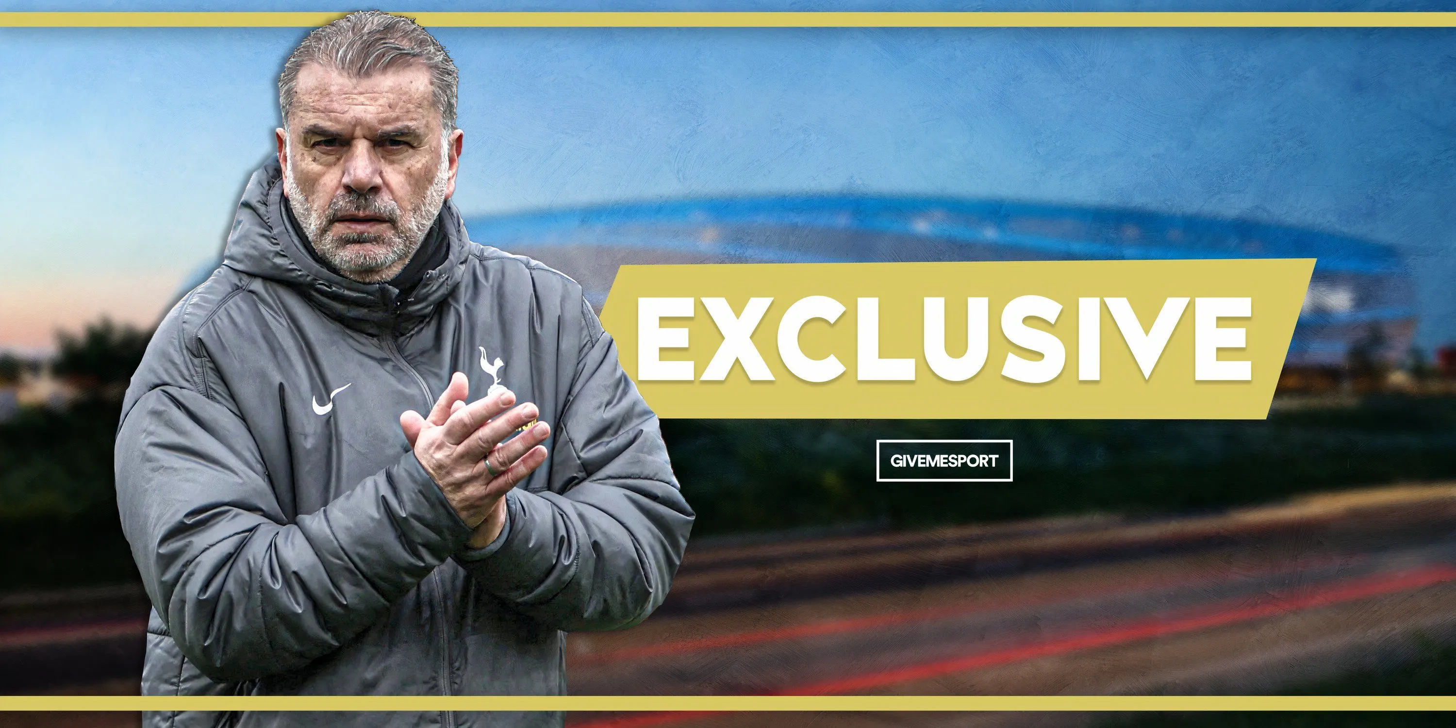 HLV Ange Postecoglou của Tottenham đang chỉ đạo trong trận đấu