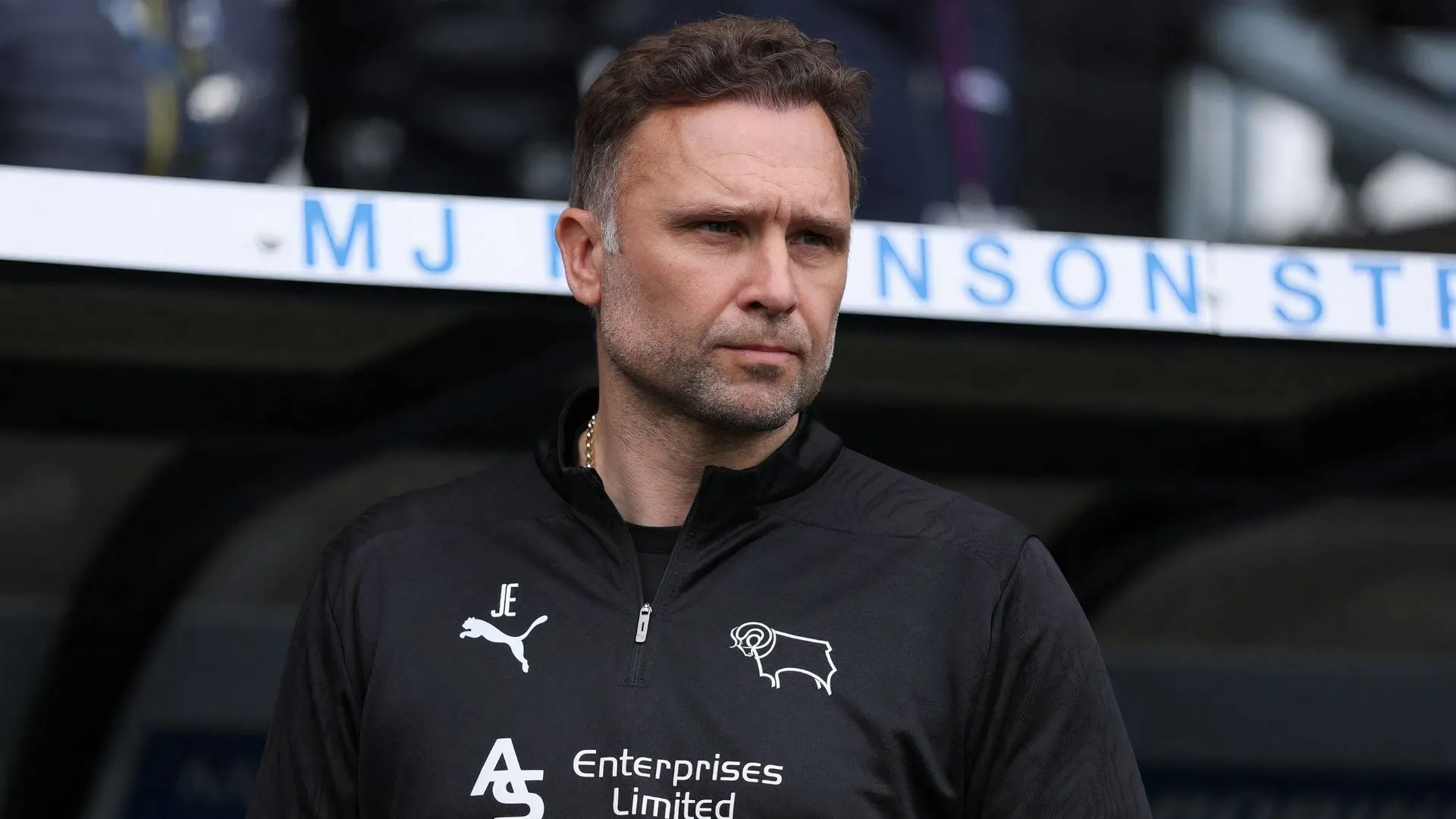 HLV John Eustace chỉ đạo trên sân cỏ cùng Derby County