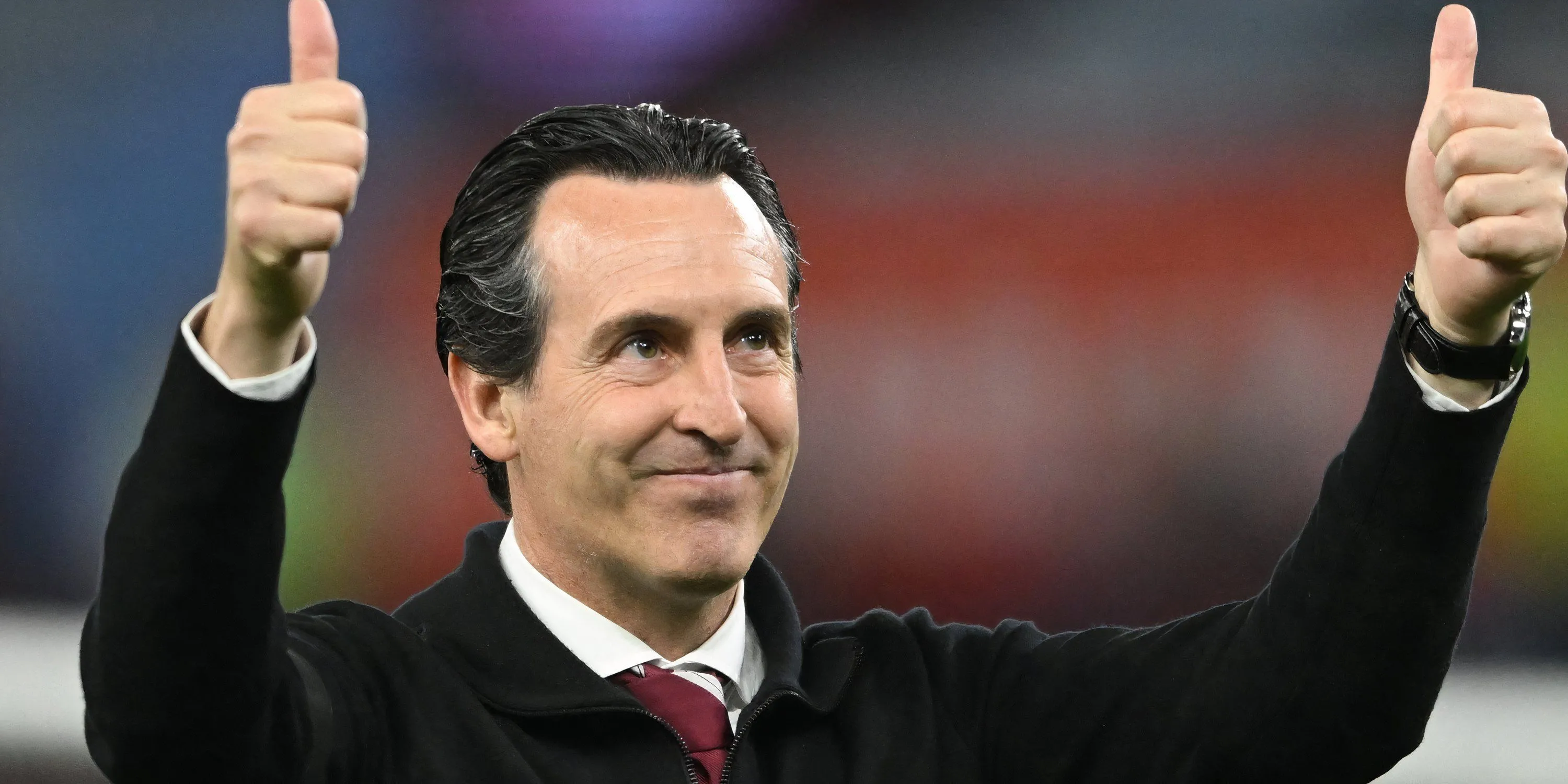 HLV Unai Emery chỉ đạo trận đấu của Aston Villa