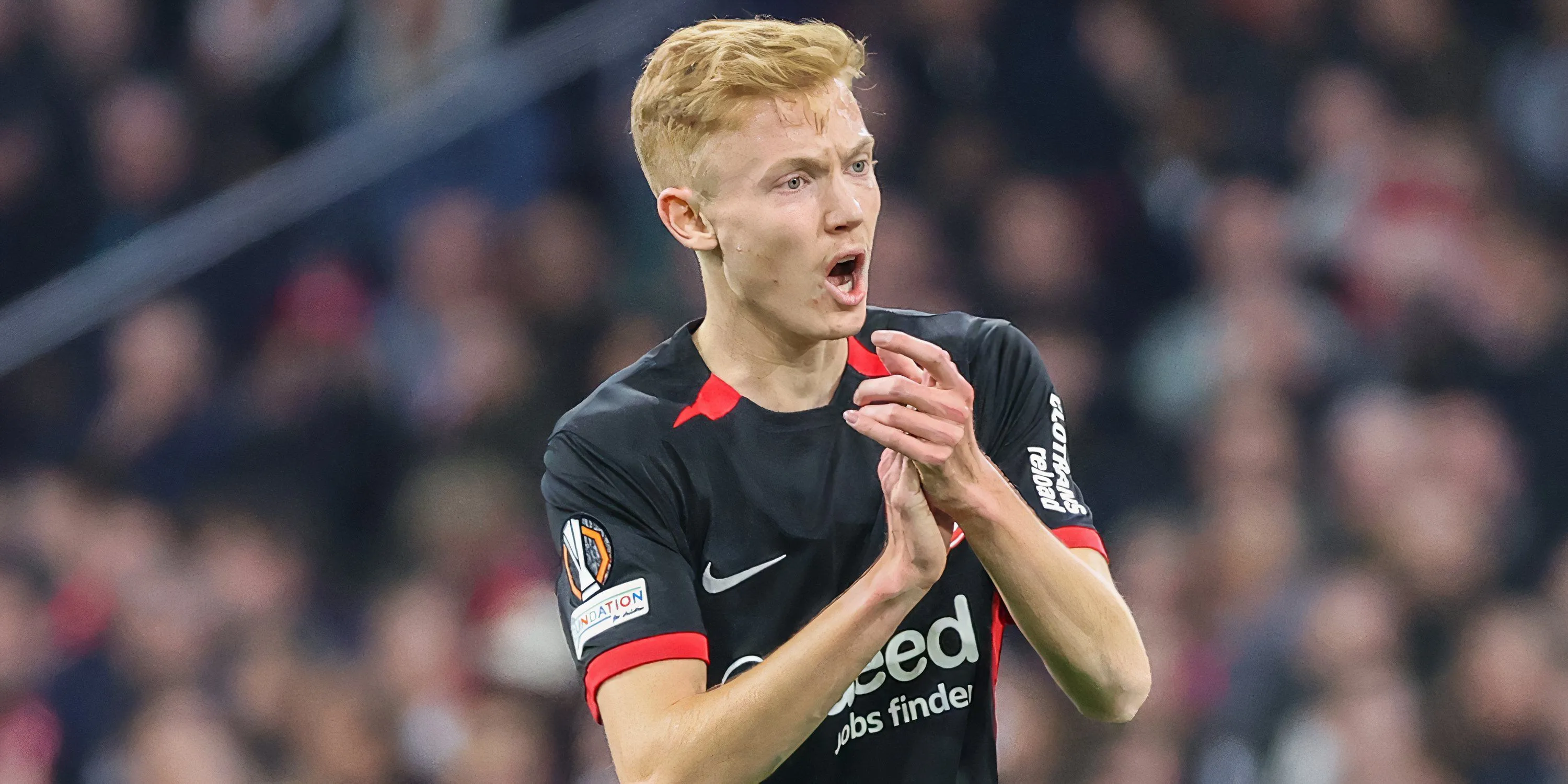 Hugo Larsson thi đấu cho Eintracht Frankfurt, không có ý định yêu cầu ra đi