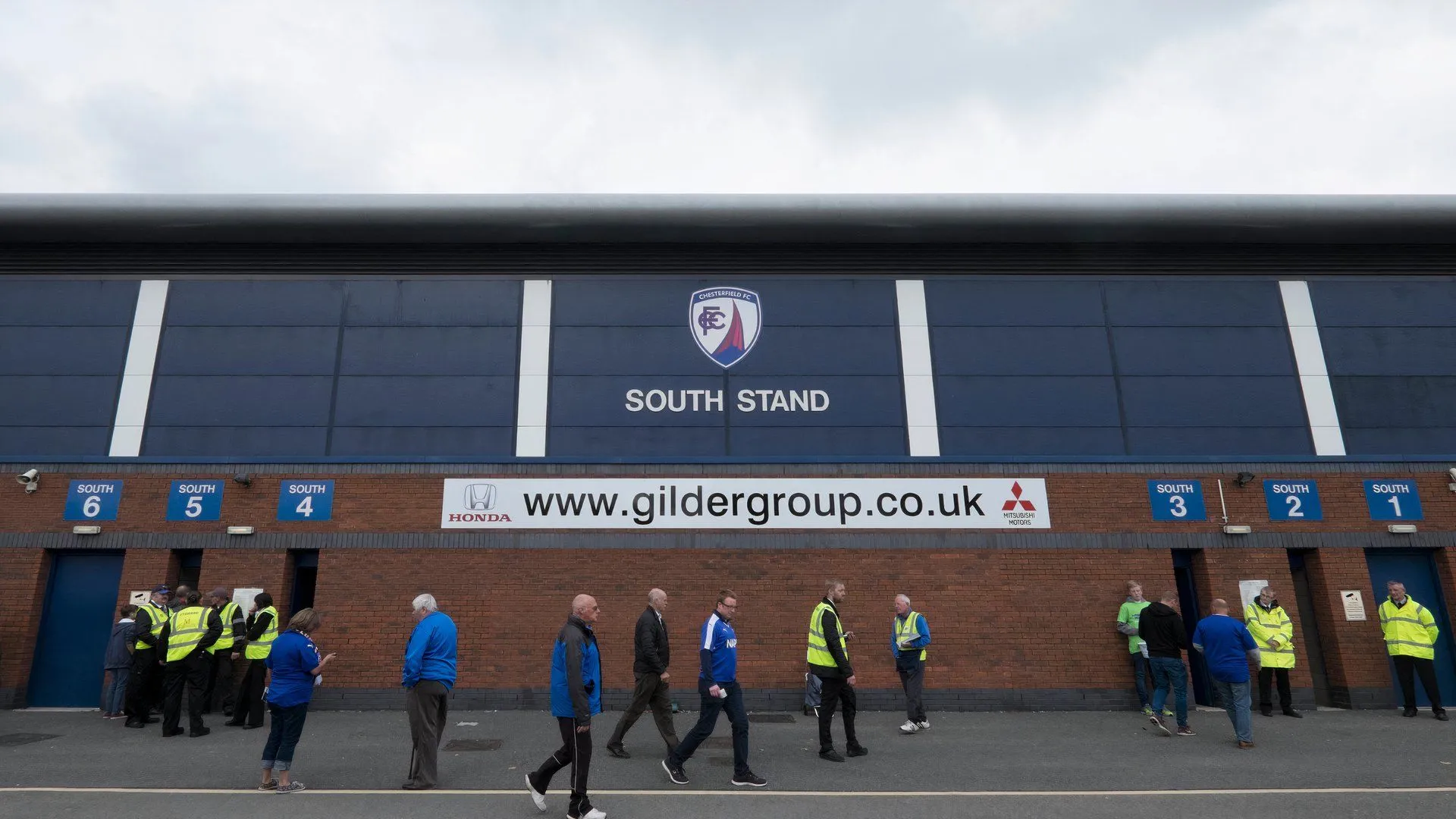 Logo và màu sắc của câu lạc bộ Chesterfield FC