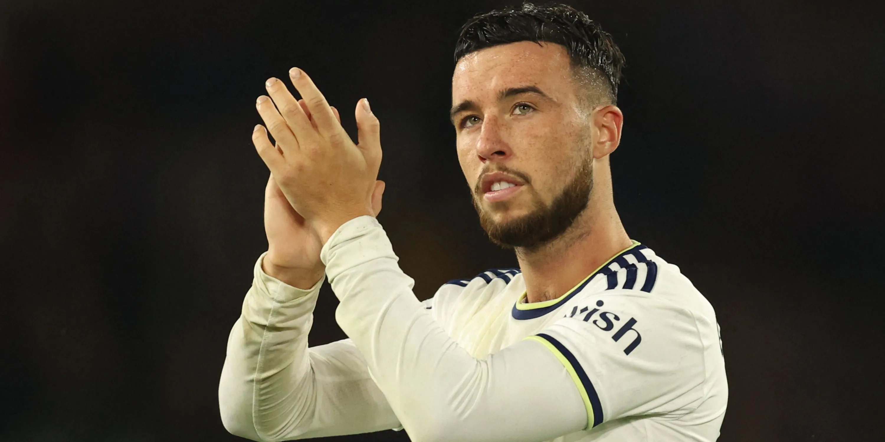 Sam Greenwood thi đấu cho Leeds United tại Premier League
