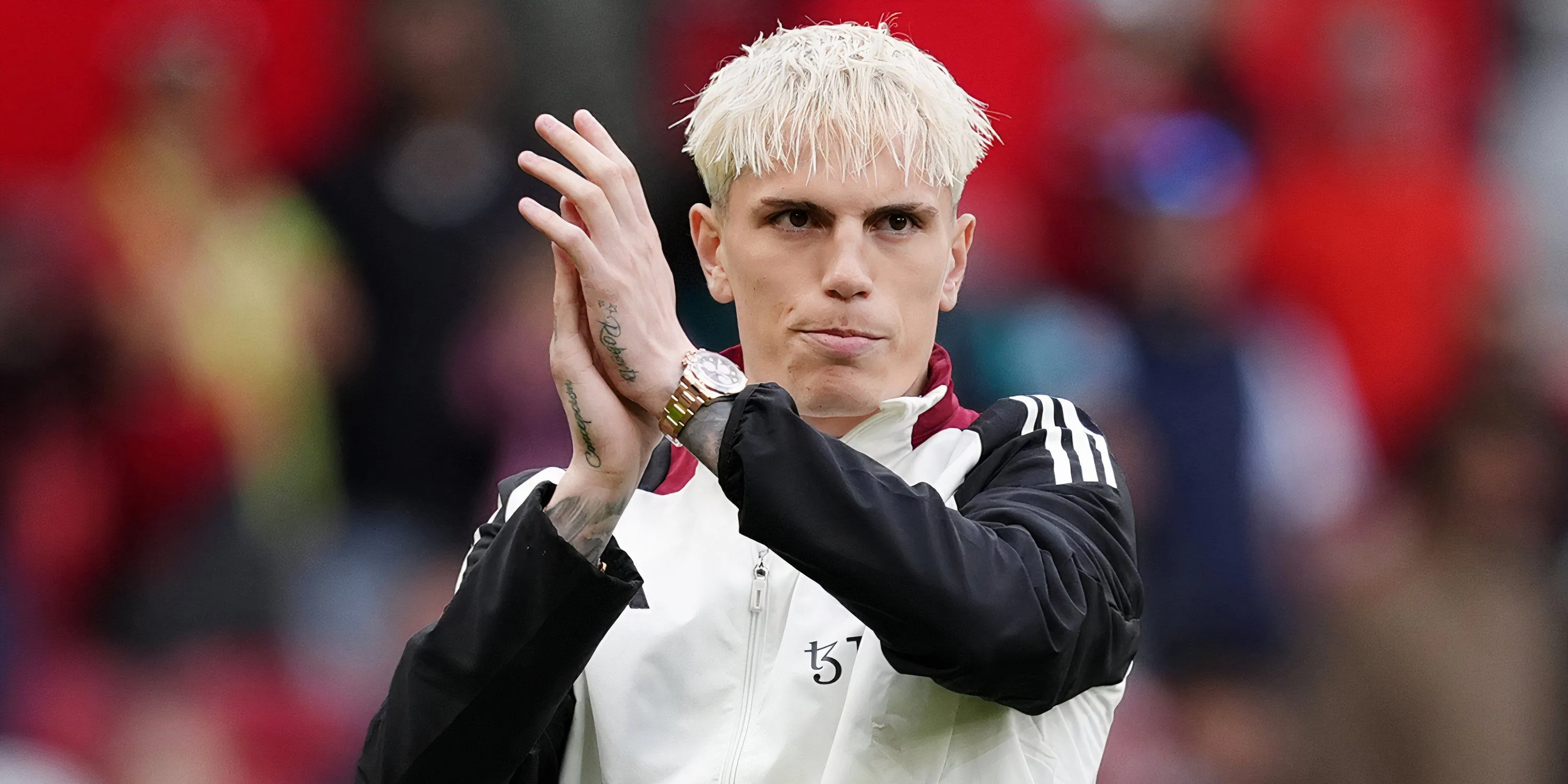 Alejandro Garnacho vỗ tay cảm ơn người hâm mộ Manchester United