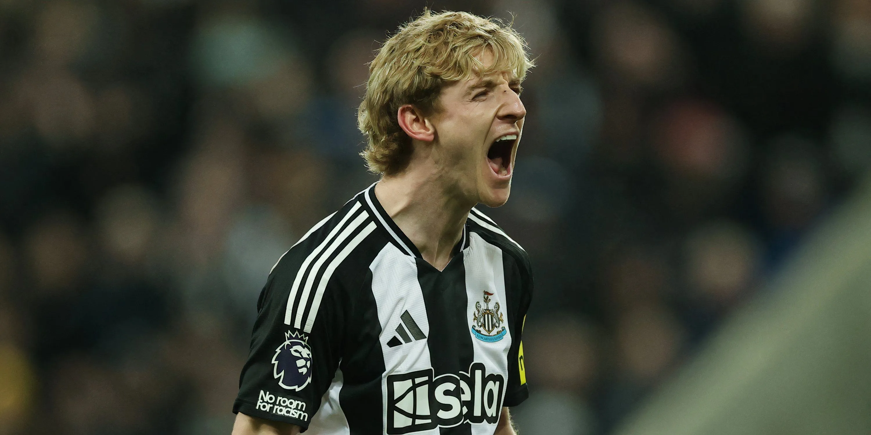 Anthony Gordon ăn mừng bàn thắng cho Newcastle, thể hiện phong độ cao và năng lượng trên sân.
