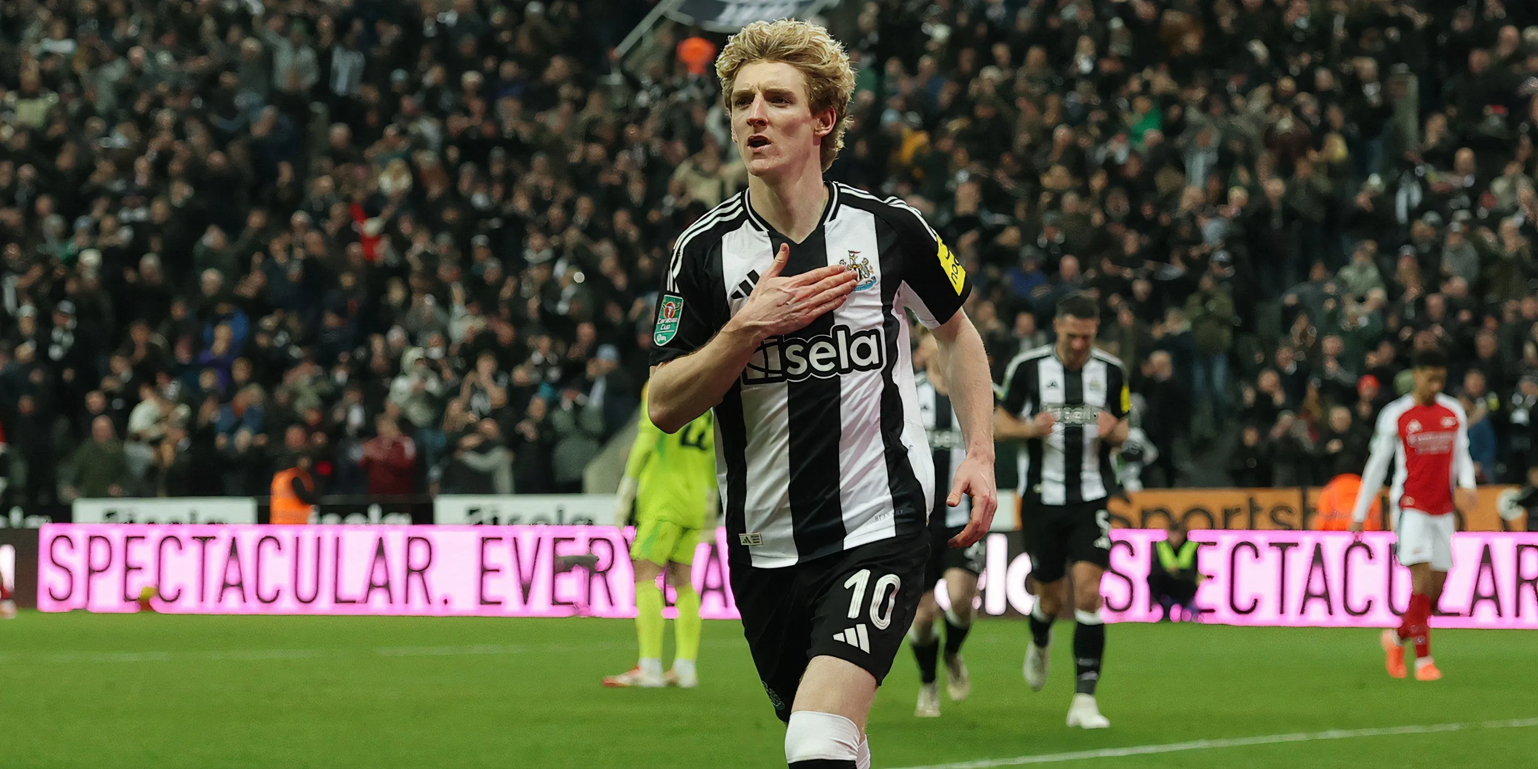 Anthony Gordon trong màu áo Newcastle United cùng huấn luyện viên Eddie Howe, phản ánh sự phát triển của anh dưới sự dẫn dắt của ông.