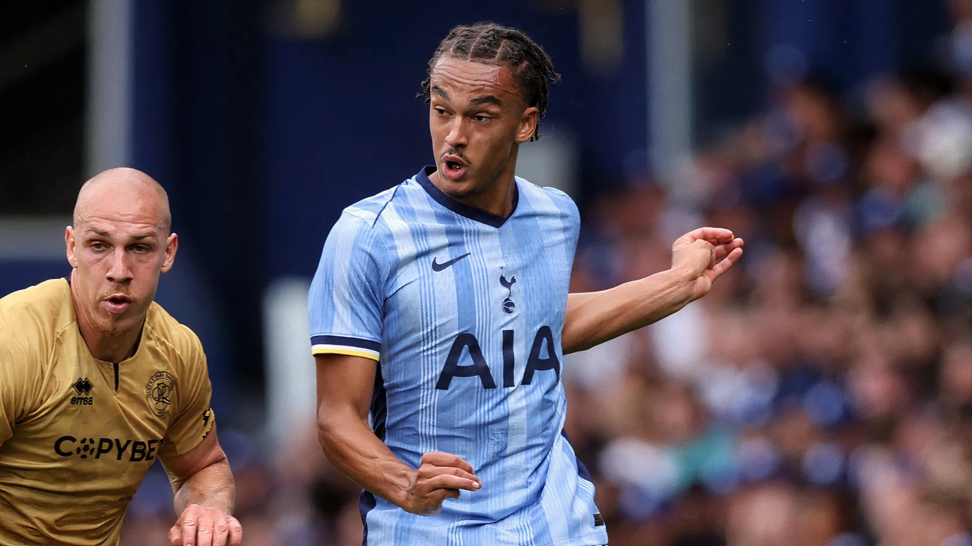 Ashley Phillips trong trận đấu của Tottenham Hotspur, thể hiện tiềm năng phòng ngự