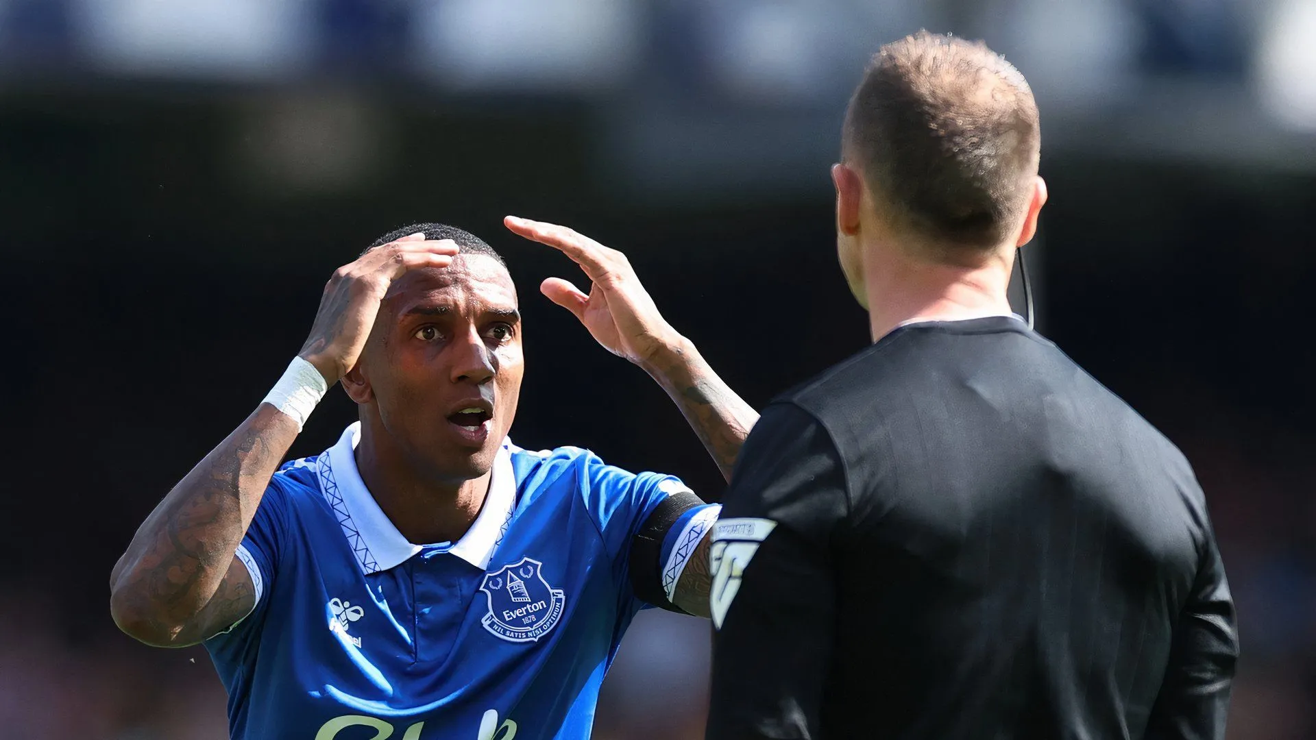 Ashley Young trong màu áo Everton, minh chứng cho sự bền bỉ và kinh nghiệm