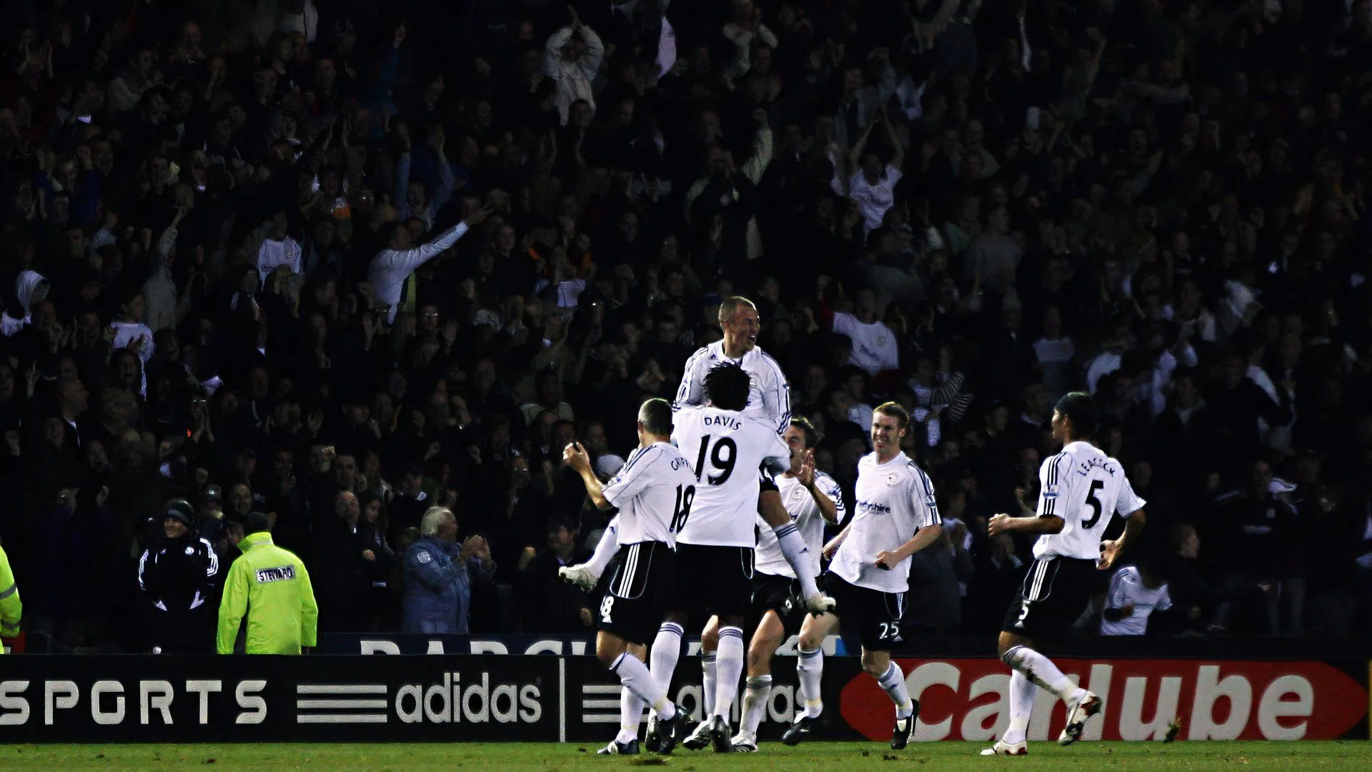 Các cầu thủ Derby County ăn mừng bàn thắng của Kenny Miller giúp đội có chiến thắng đầu tiên tại Premier League mùa 2007-2008