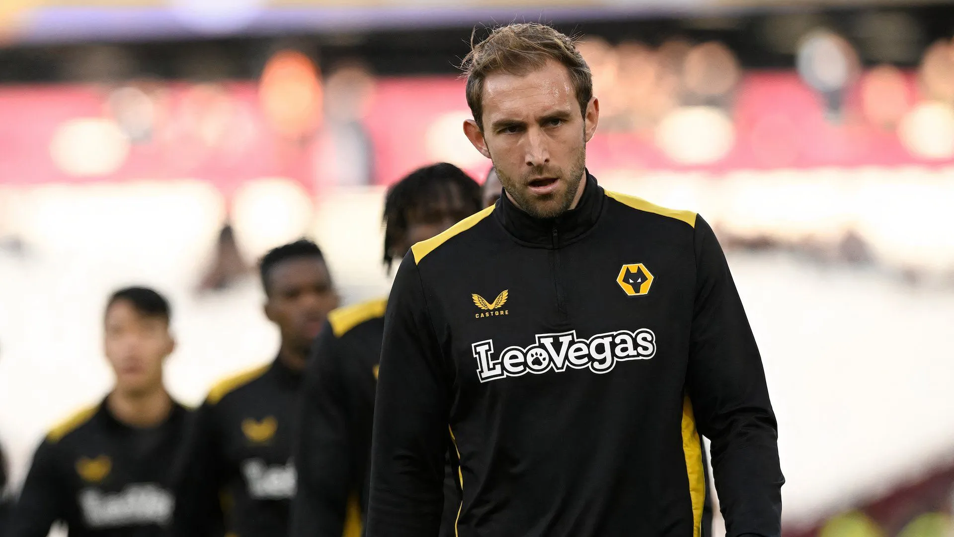 Craig Dawson thi đấu cho Wolves, trung vệ với khả năng không chiến mạnh mẽ và kinh nghiệm Premier League.