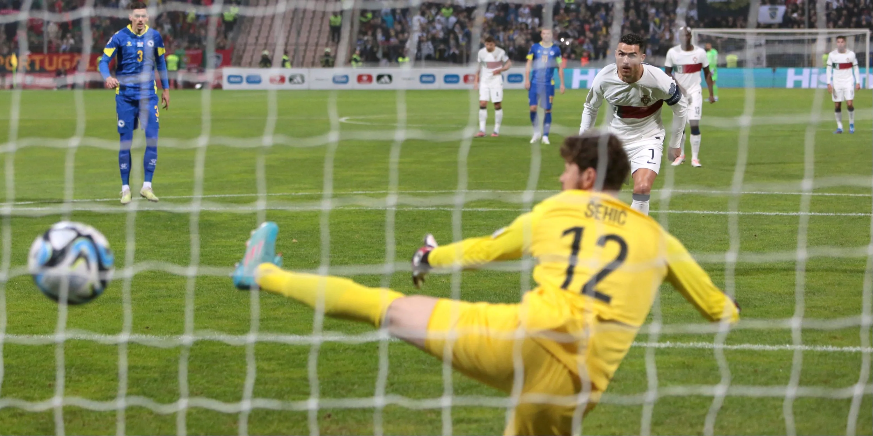 Cristiano Ronaldo chuẩn bị sút phạt đền cho ĐT Bồ Đào Nha