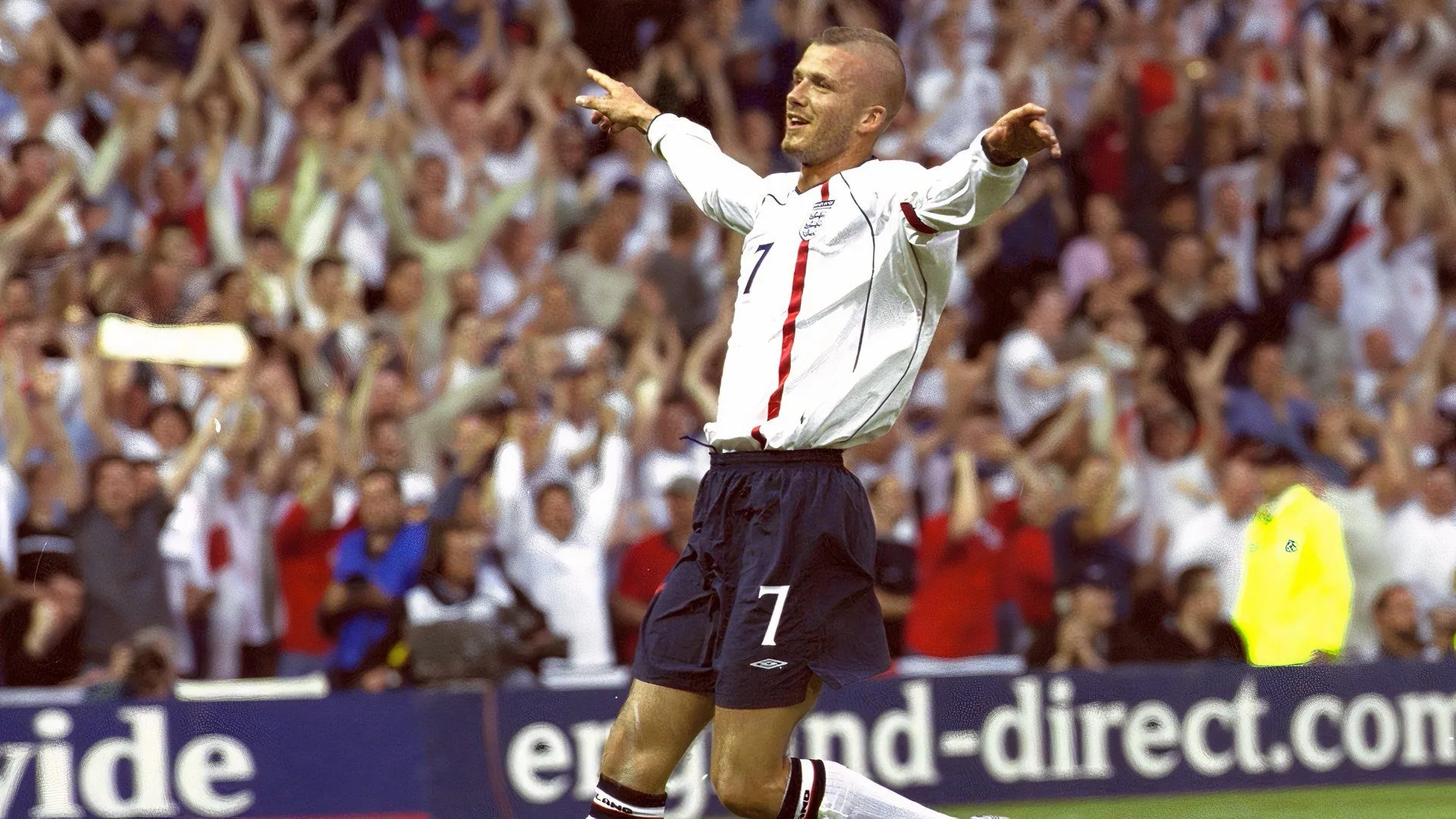 David Beckham ăn mừng bàn thắng từ chấm phạt góc trong màu áo Preston North End