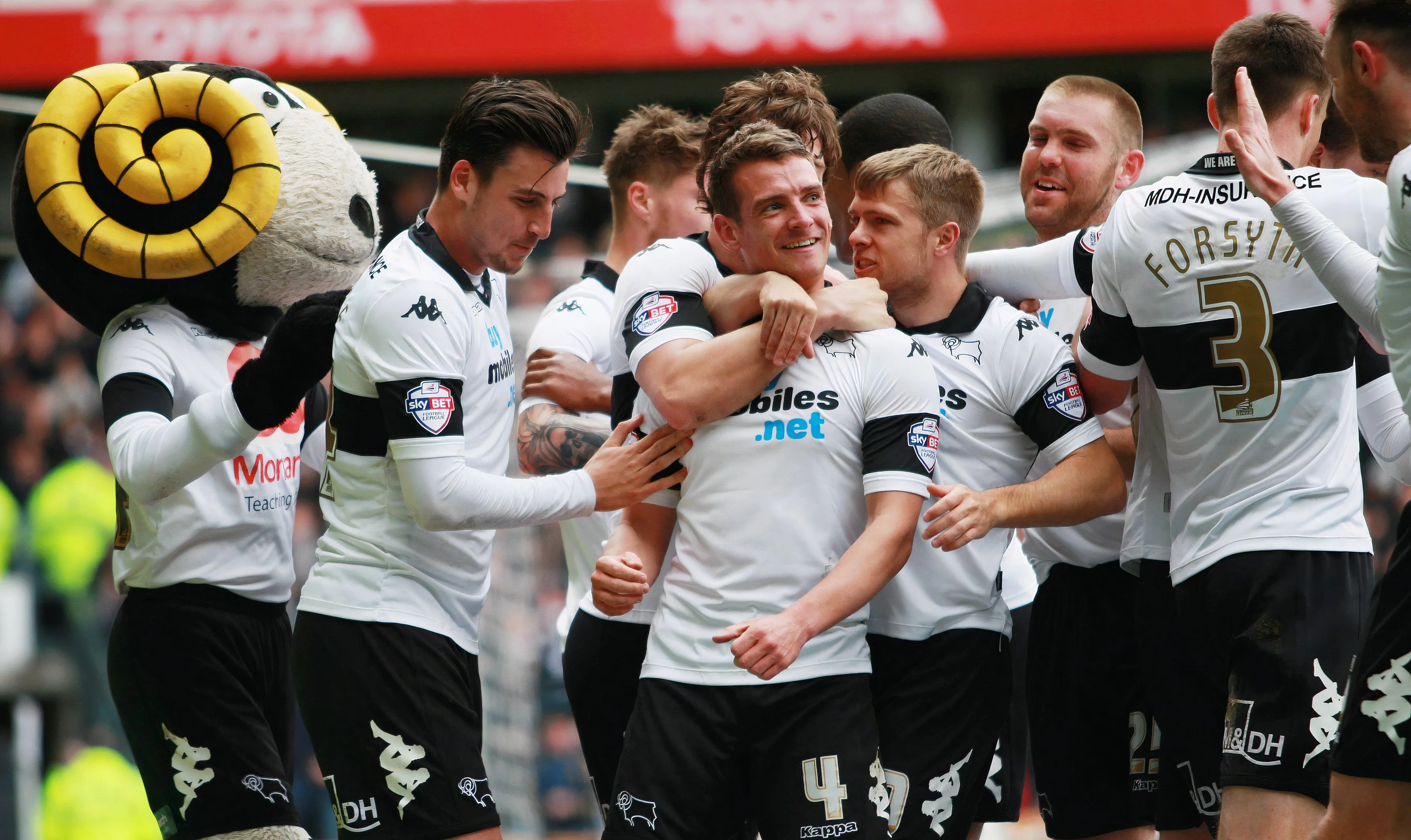 Đội hình Derby County ăn mừng bàn thắng của Craig Bryson trong trận derby thắng Nottingham Forest 5-0 năm 2014