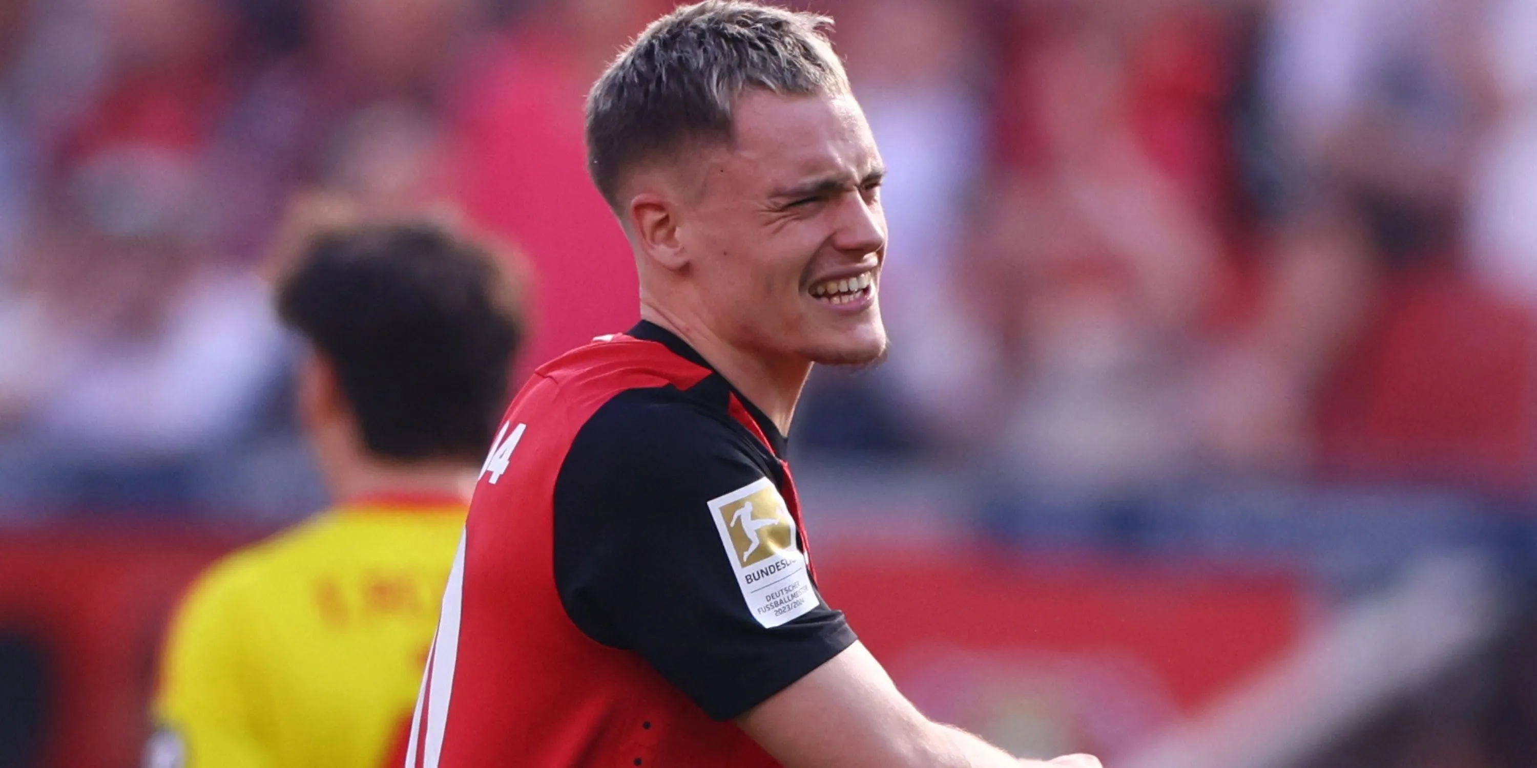 Florian Wirtz, tài năng trẻ của Bayer Leverkusen, đang phản ứng trên sân, một trong những mục tiêu chuyển nhượng tiềm năng của Liverpool