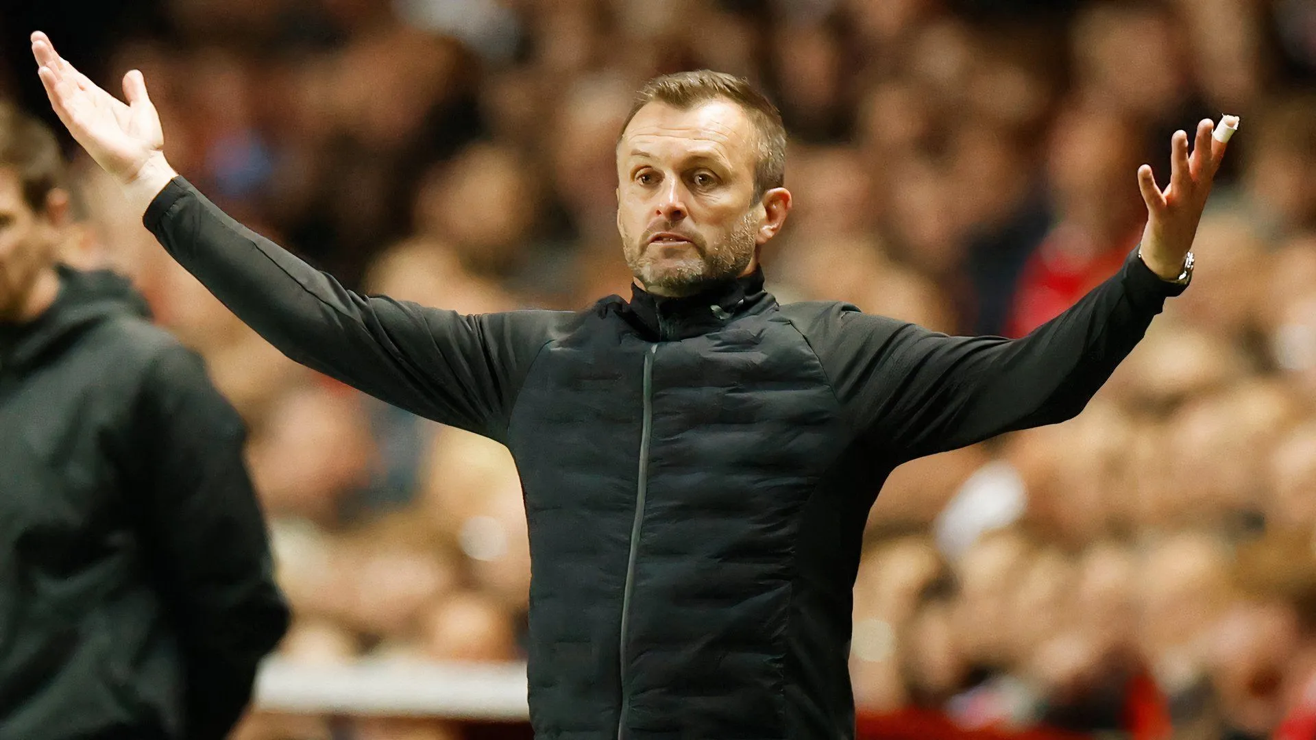HLV Nathan Jones chỉ đạo trận đấu của Charlton Athletic, xây dựng đội hình cho mùa giải mới