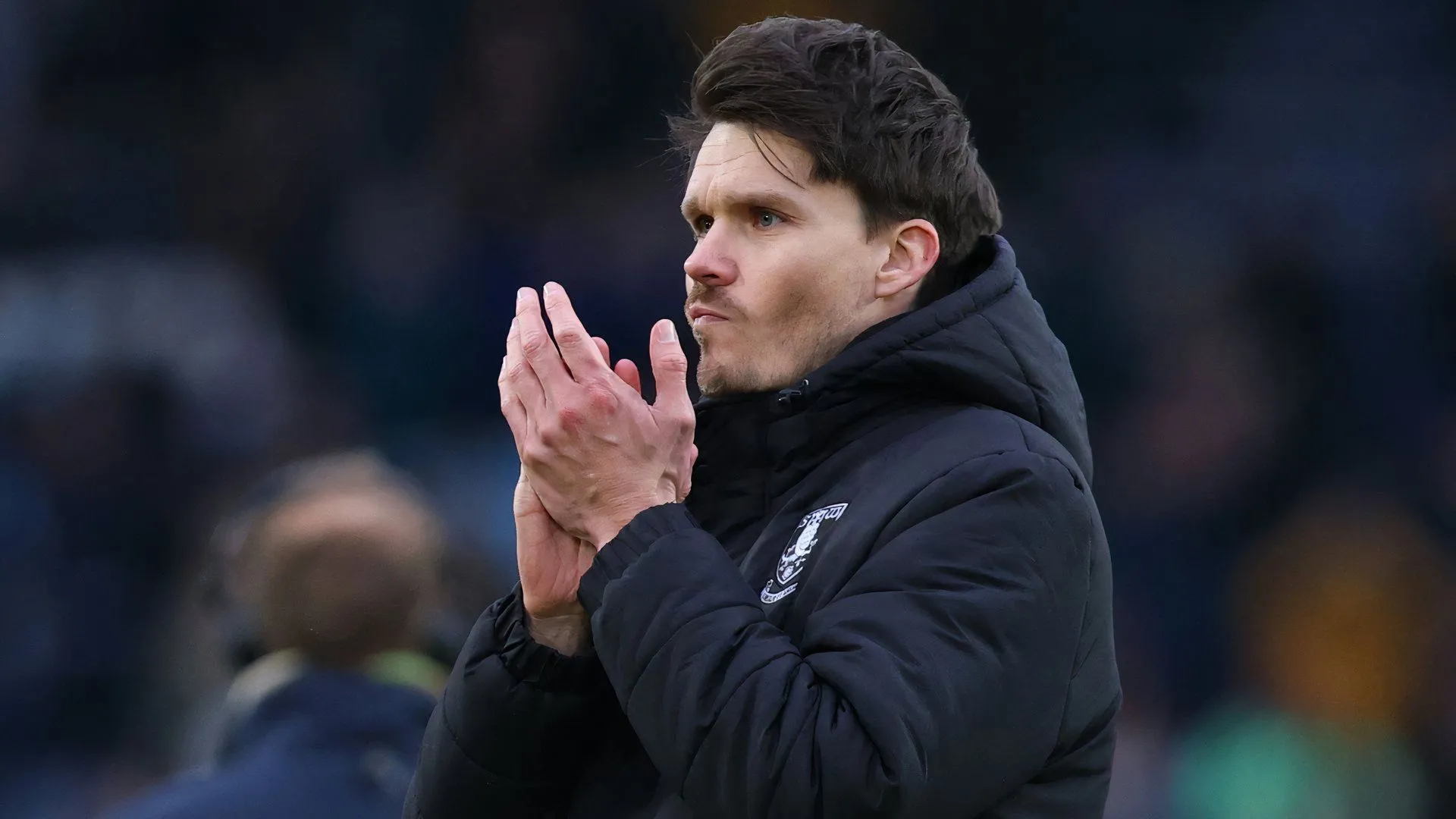 Huấn luyện viên Danny Rohl của Sheffield Wednesday ra hiệu từ đường biên trong một trận đấu, thể hiện áp lực công việc trong bối cảnh tài chính khó khăn tại CLB.