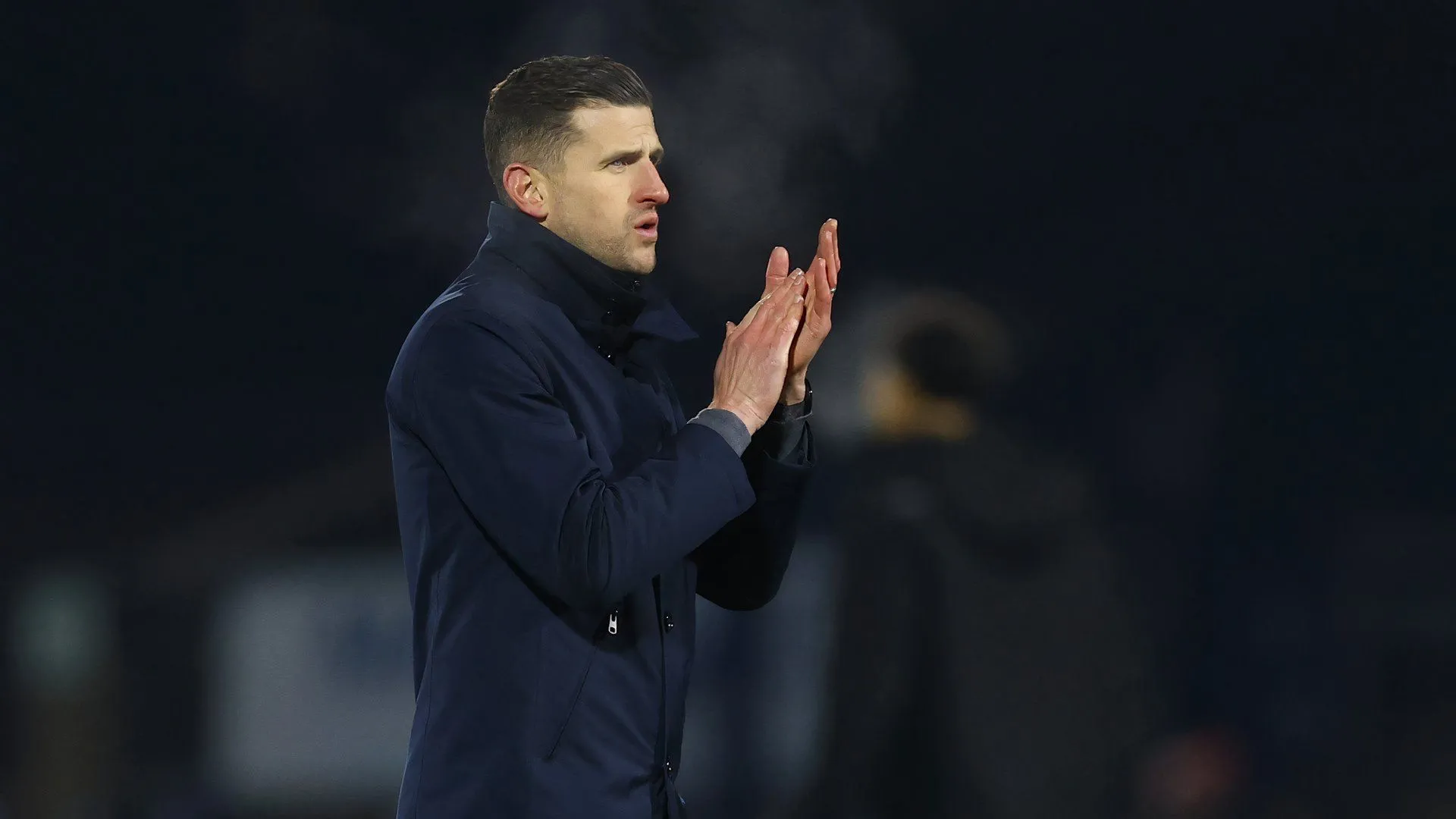 Huấn luyện viên John Mousinho của Portsmouth FC tại Fratton Park