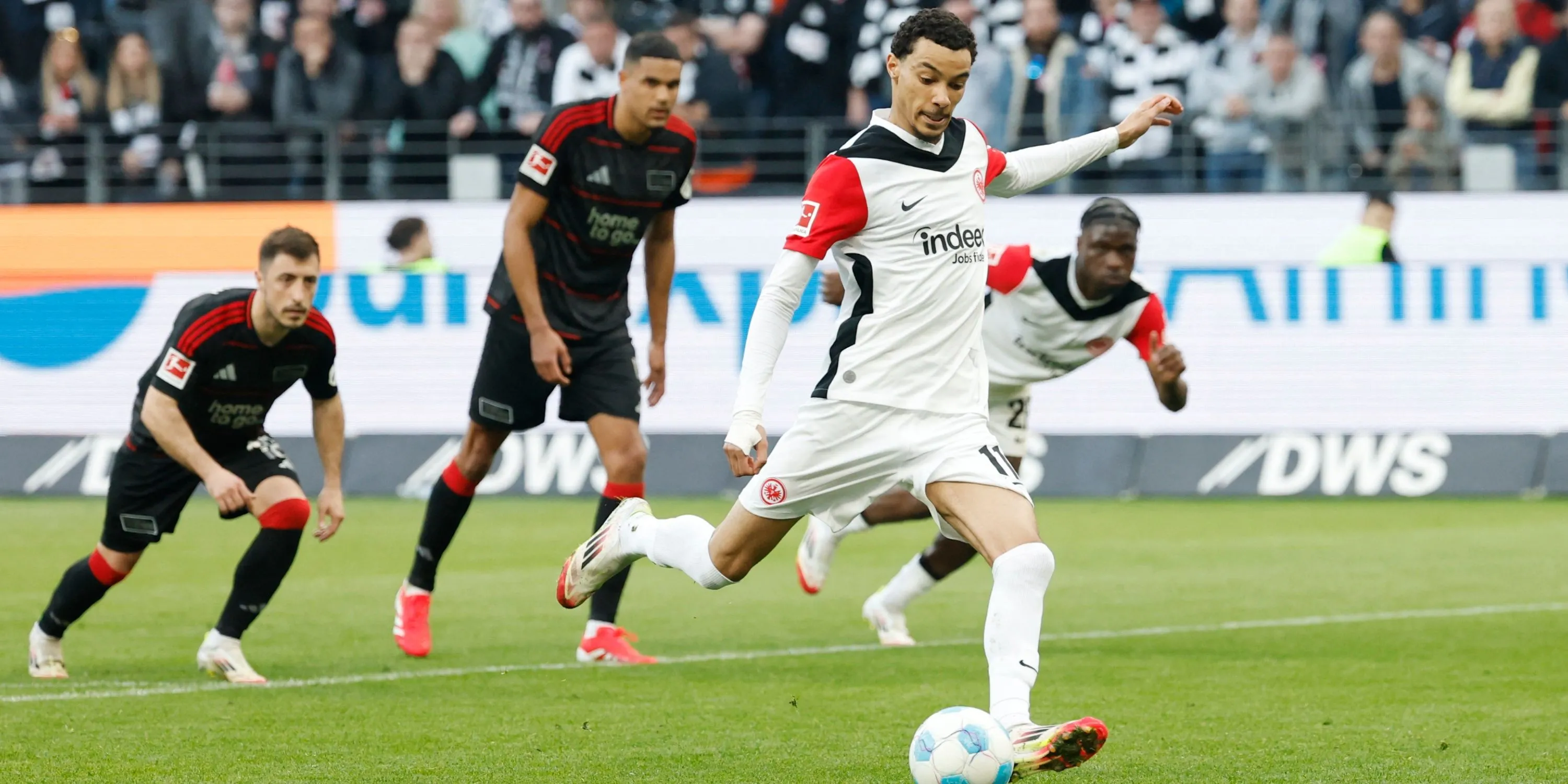 Hugo Ekitike trong màu áo Eintracht Frankfurt tại giải đấu Bundesliga