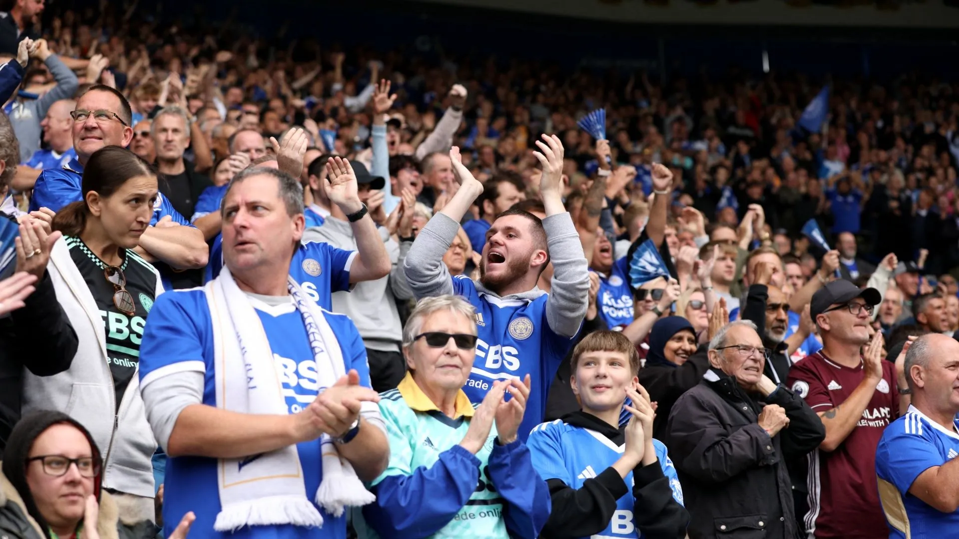 Khán giả Leicester City tại King Power Stadium, phản ánh tâm trạng không hài lòng gần đây