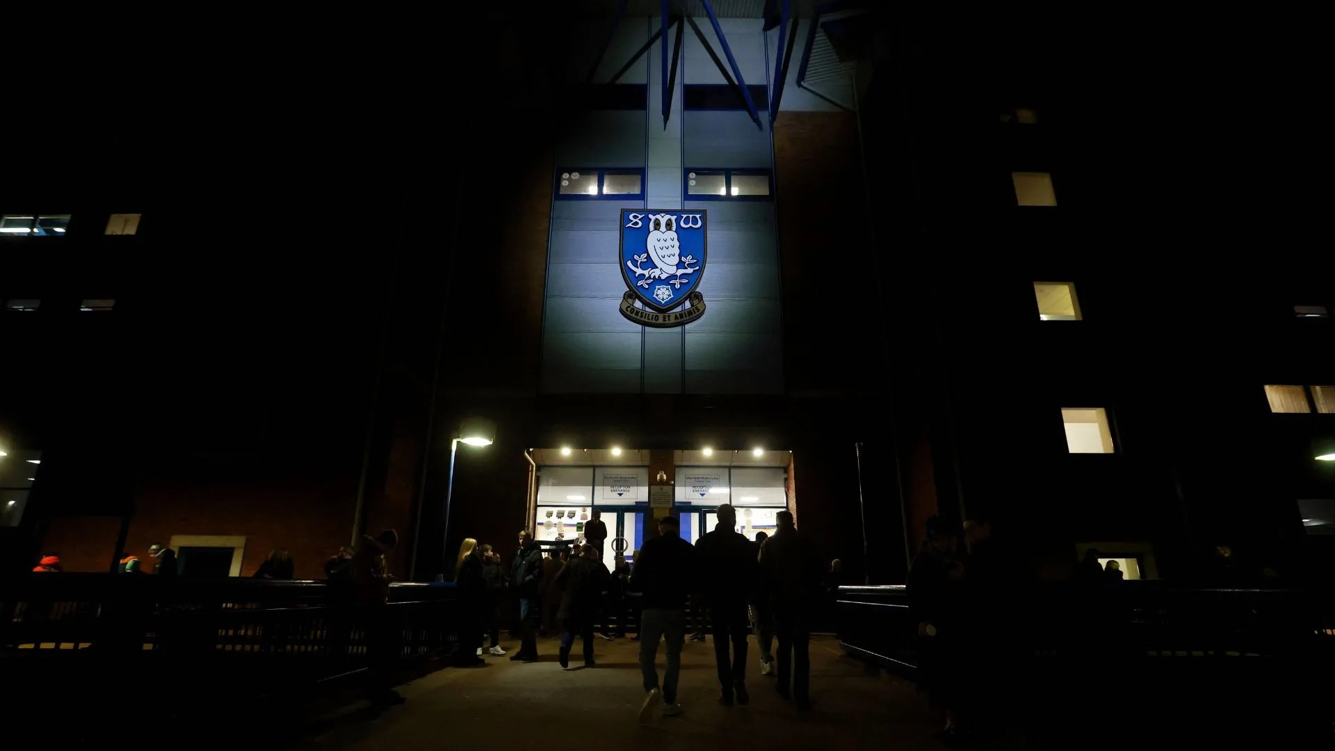 Khung cảnh bên ngoài sân Hillsborough, nơi các fan Sheffield Wednesday tụ họp