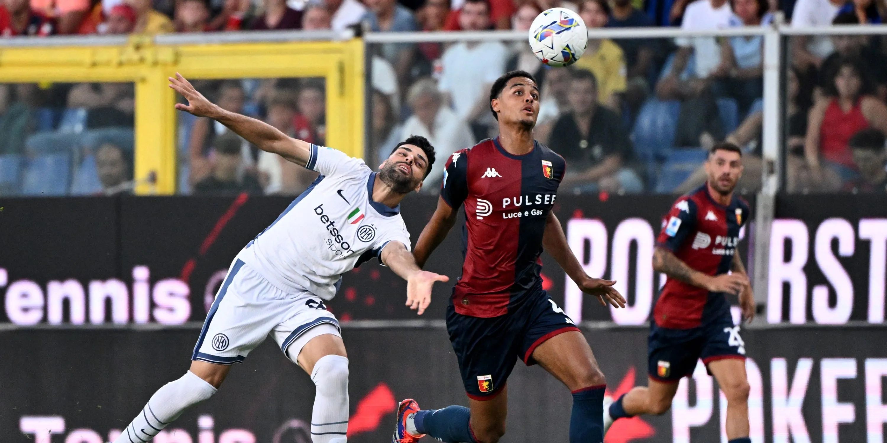 Koni de Winter, hậu vệ đa năng của Genoa, mục tiêu chuyển nhượng của Tottenham và Inter Milan.