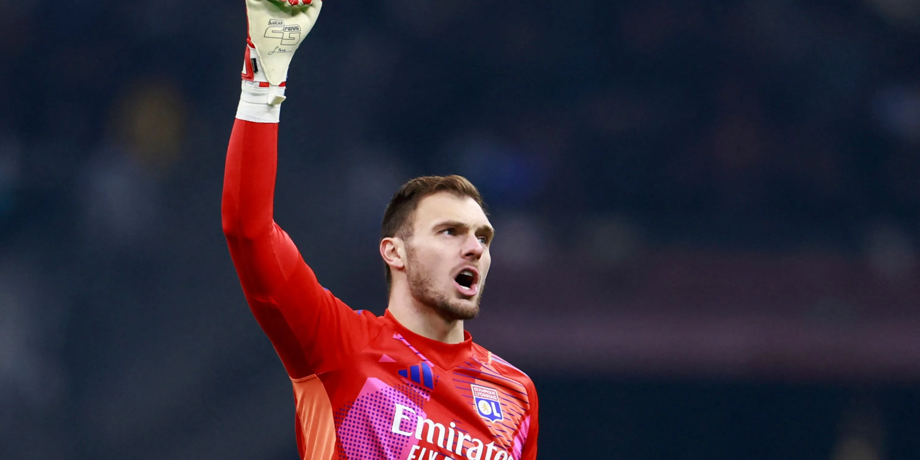 Lucas Perri, thủ thành người Brazil của Lyon, mục tiêu hàng đầu của Leeds United trong kỳ chuyển nhượng