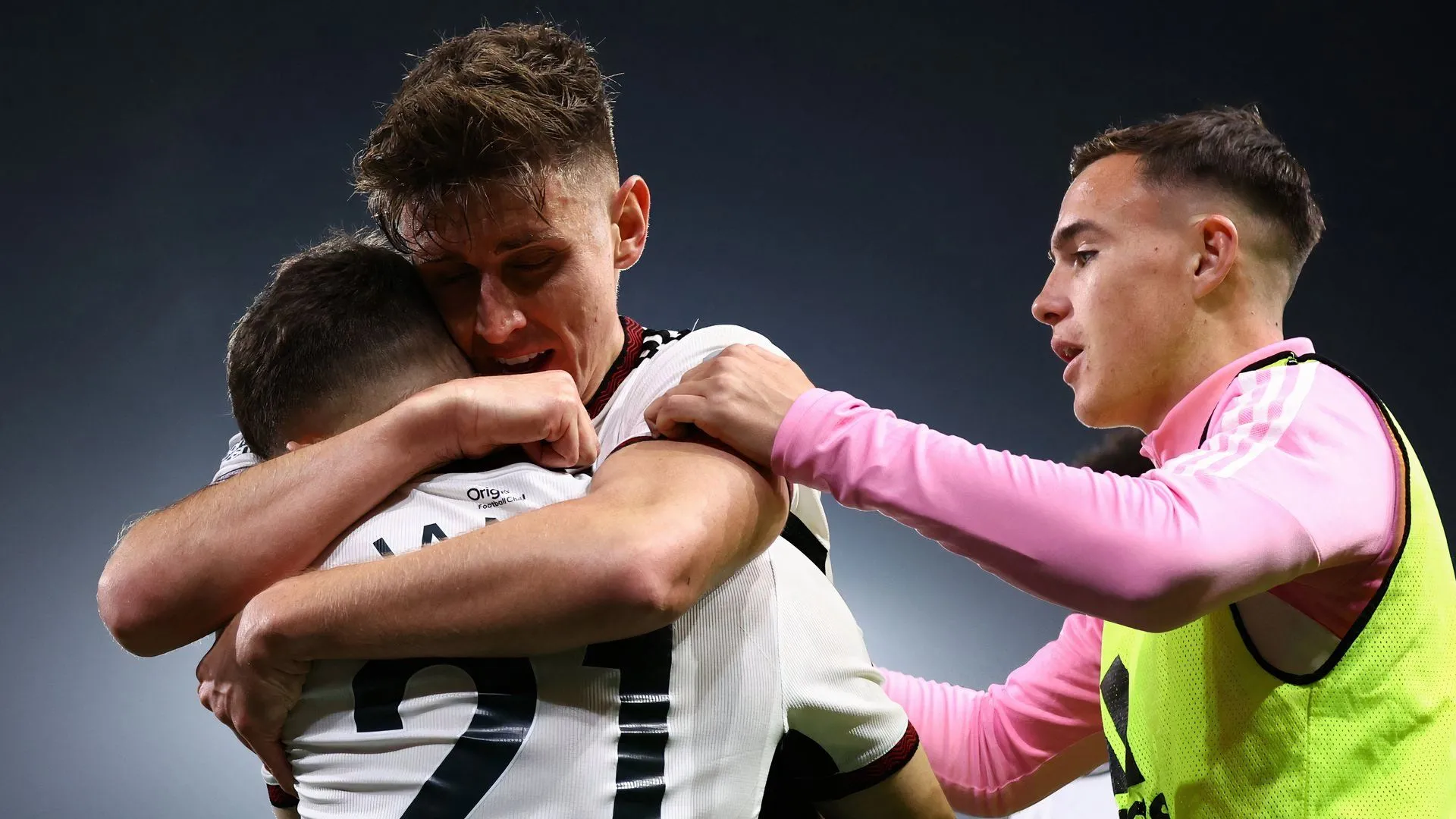Luke Harris thi đấu cùng Tom Cairney trong màu áo Fulham