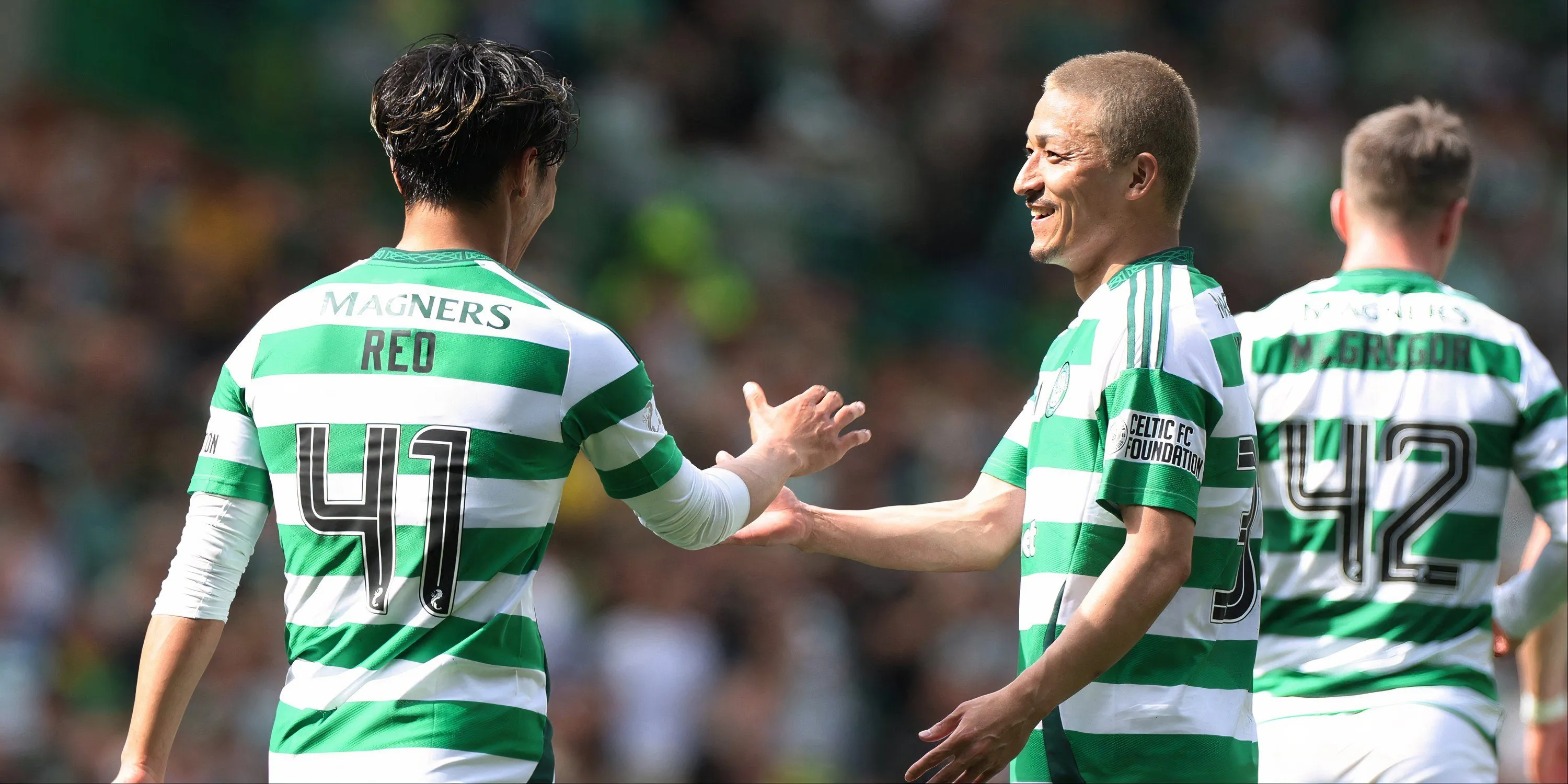 Maeda và Hatate ăn mừng bàn thắng cho Celtic tại Premiership
