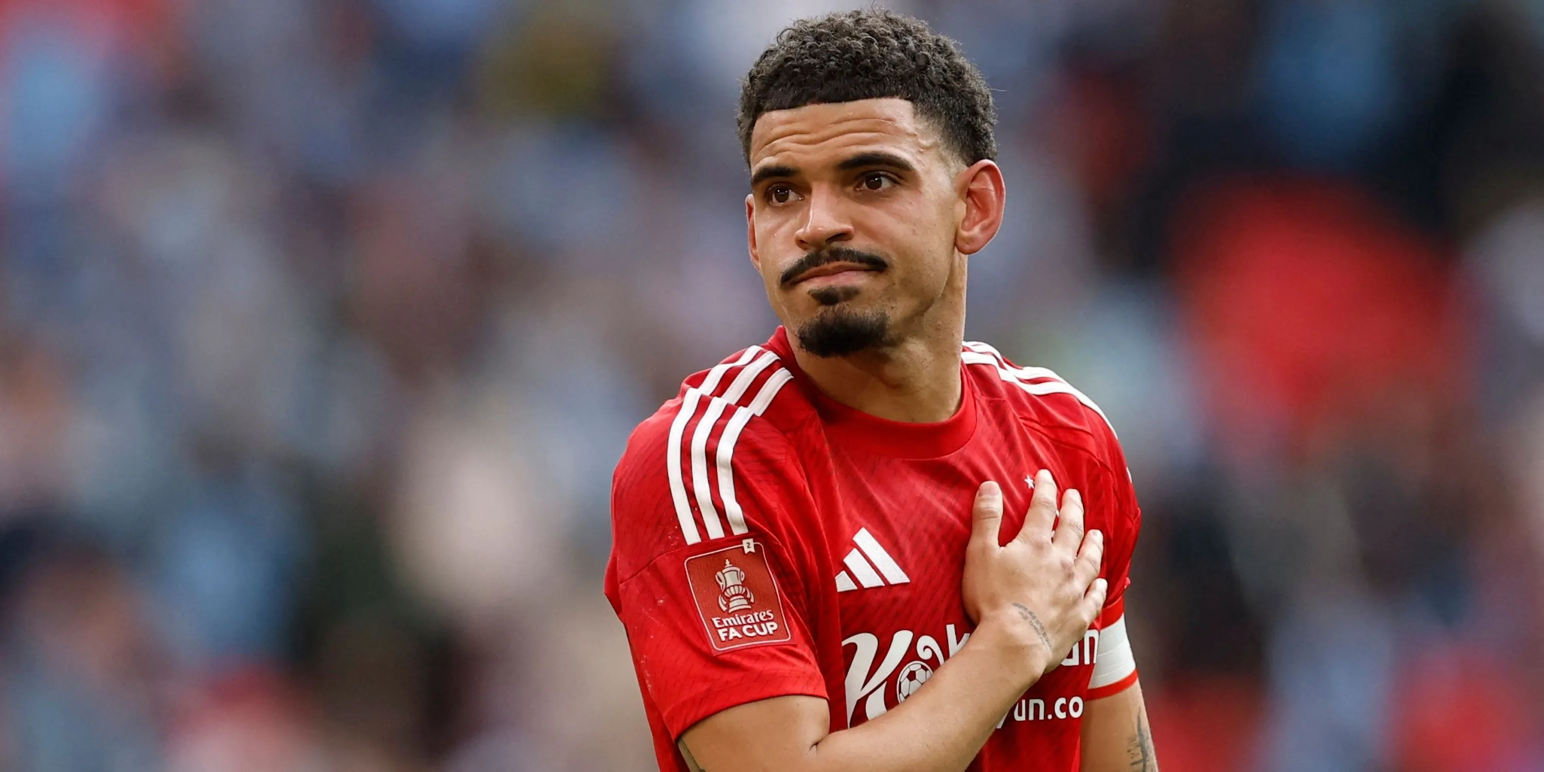 Morgan Gibbs-White của Nottingham Forest trong một trận đấu căng thẳng