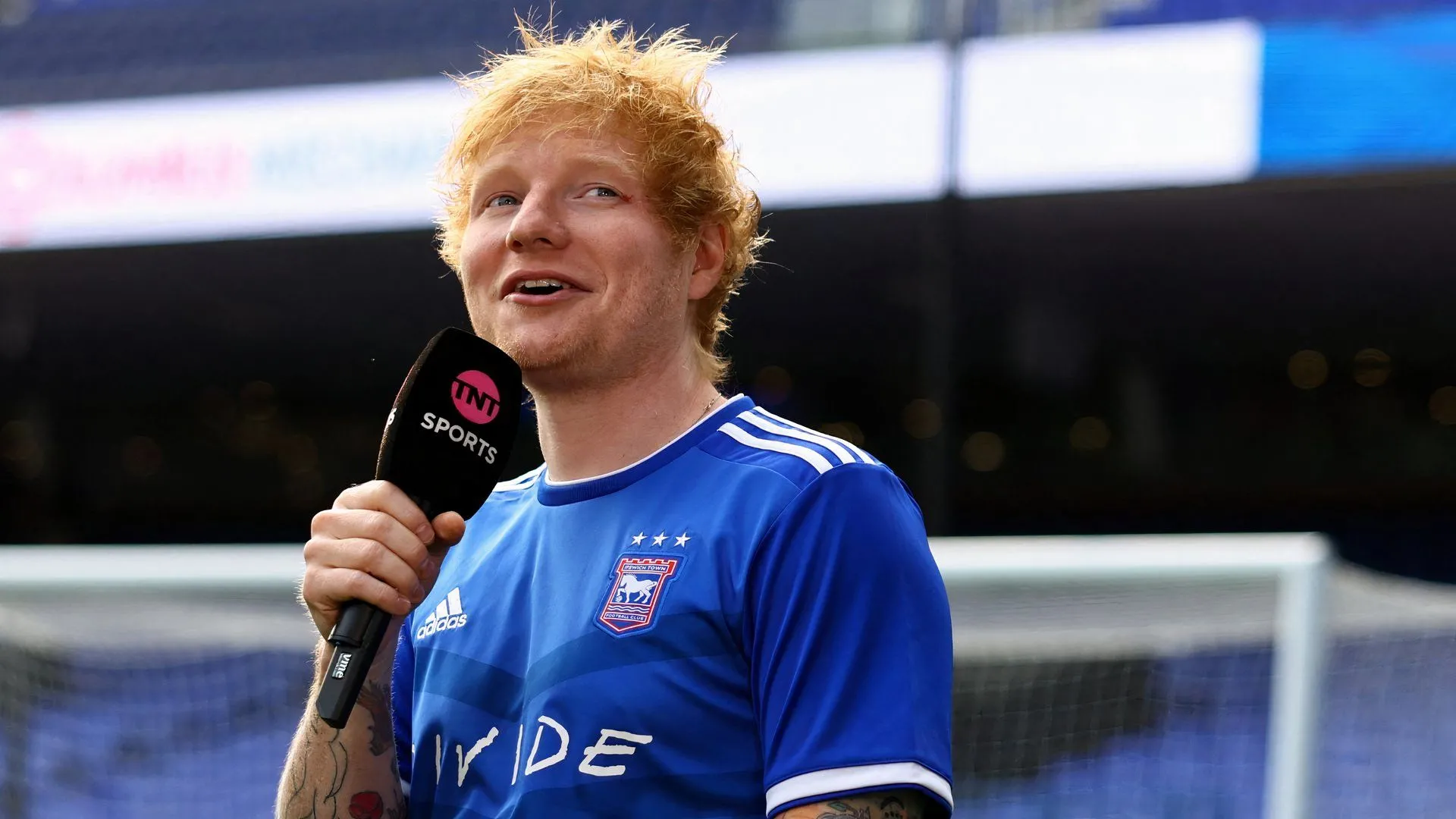 Ngôi sao âm nhạc toàn cầu Ed Sheeran, fan cuồng Ipswich Town
