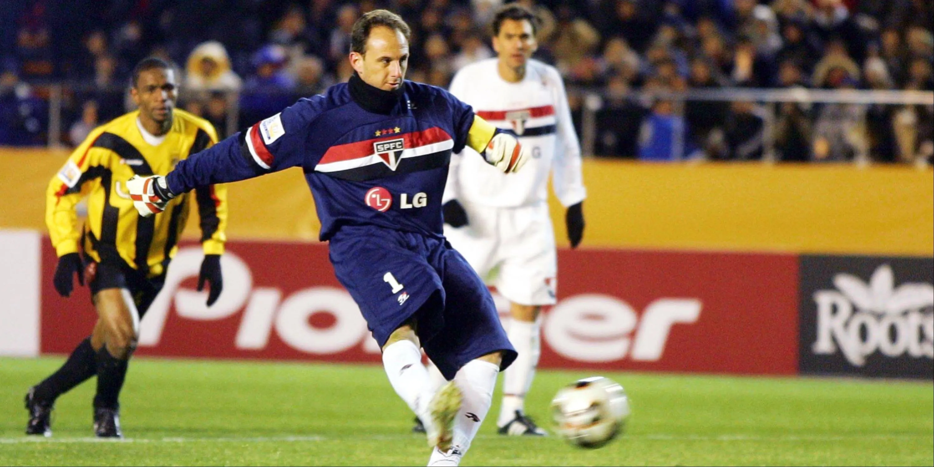 Thủ môn Rogerio Ceni thực hiện quả phạt đền cho Sao Paolo