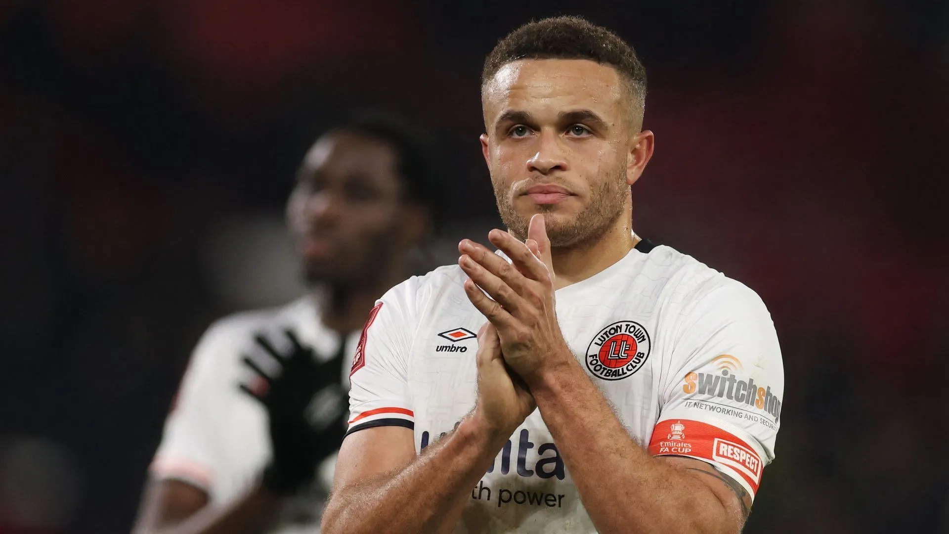 Tiền đạo Carlton Morris của Derby County nhận được sự cổ vũ từ người hâm mộ