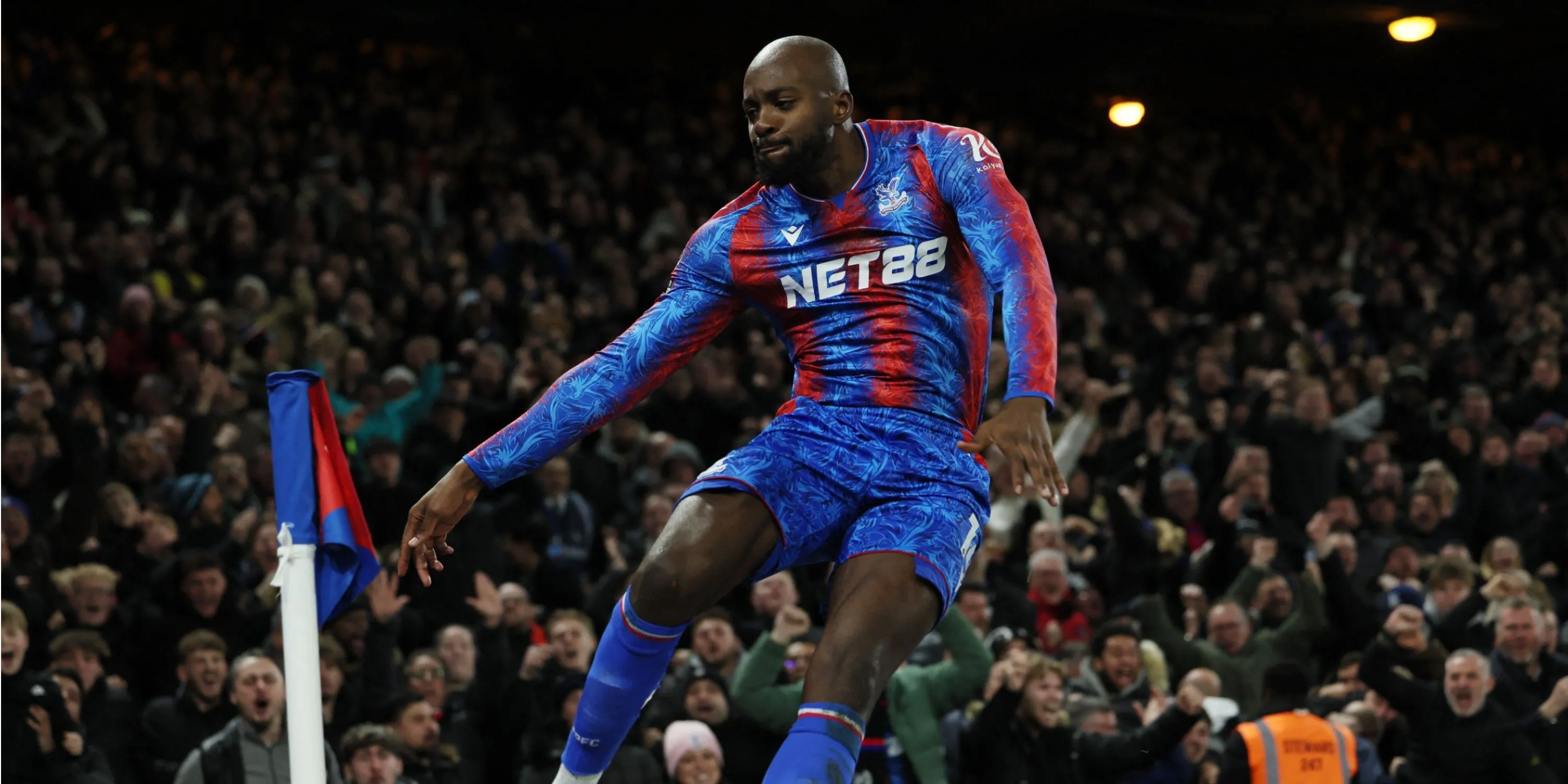 Tiền đạo Jean-Philippe Mateta của Crystal Palace đang ăn mừng bàn thắng, cho thấy khả năng ghi bàn ấn tượng của anh tại Premier League.