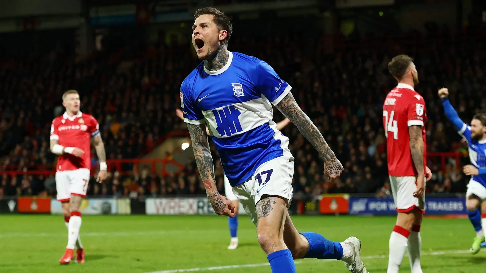Tiền đạo Lyndon Dykes trong màu áo Birmingham City ở mùa giải Championship