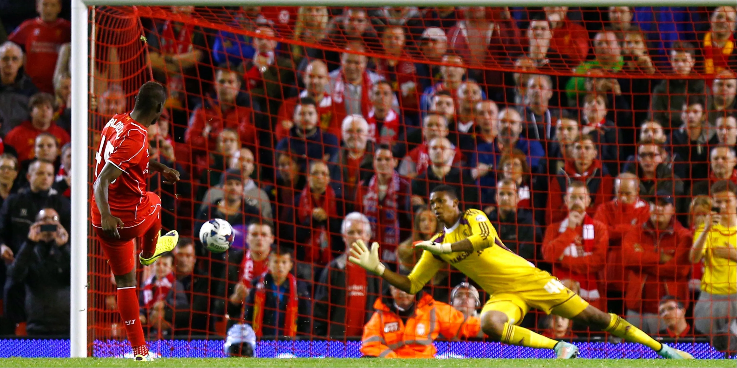 Tiền đạo Mario Balotelli thi đấu cho Liverpool