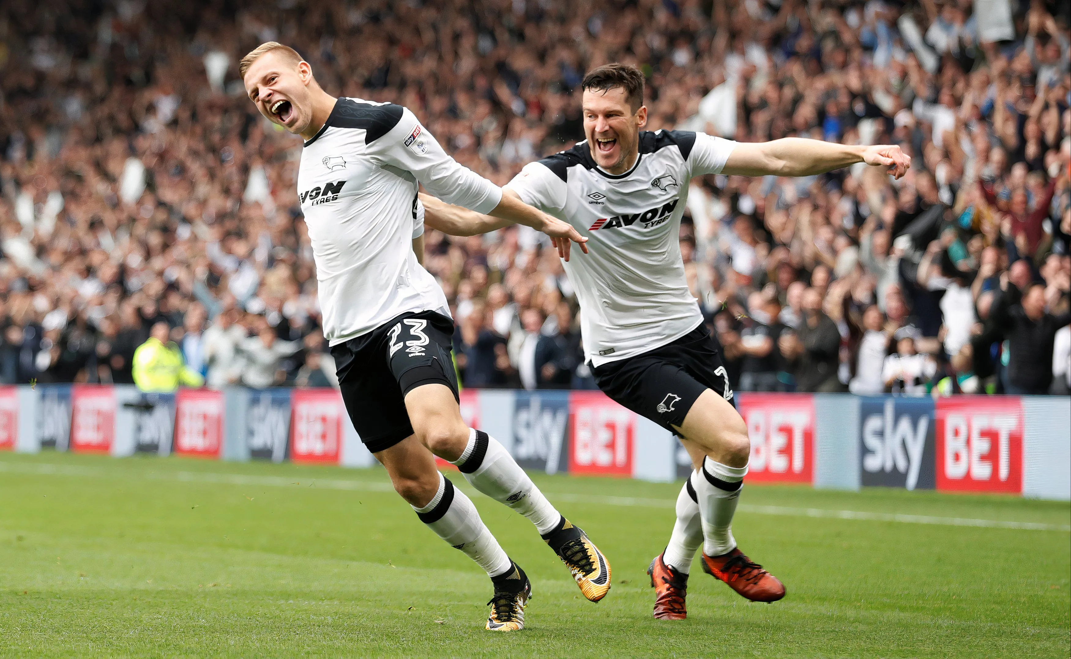 Tiền đạo Matej Vydra của Derby County ăn mừng cùng đồng đội David Nugent sau bàn thắng siêu tốc vào lưới Nottingham Forest năm 2017