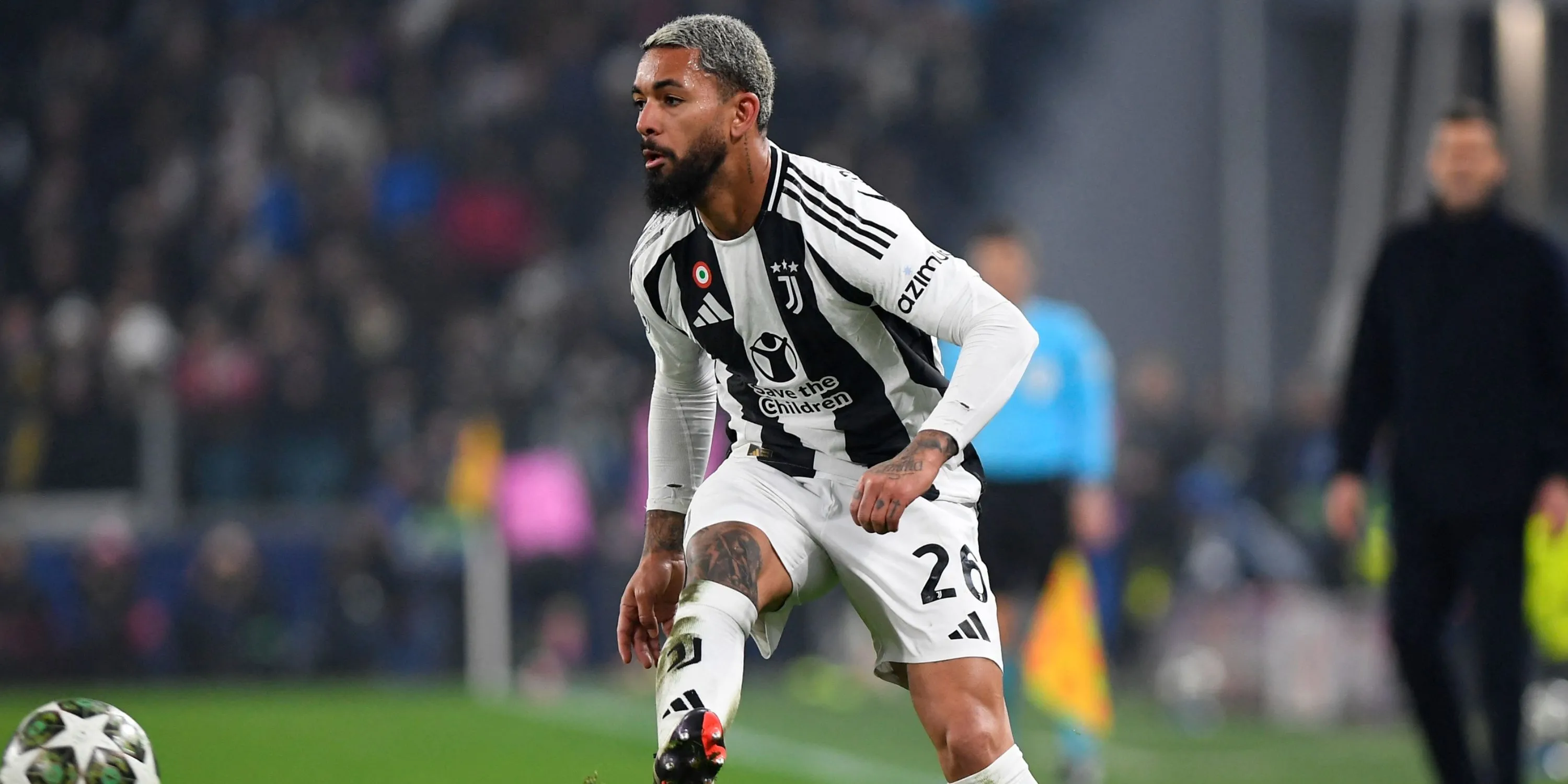 Tiền vệ Douglas Luiz của Juventus đối đầu tại Champions League