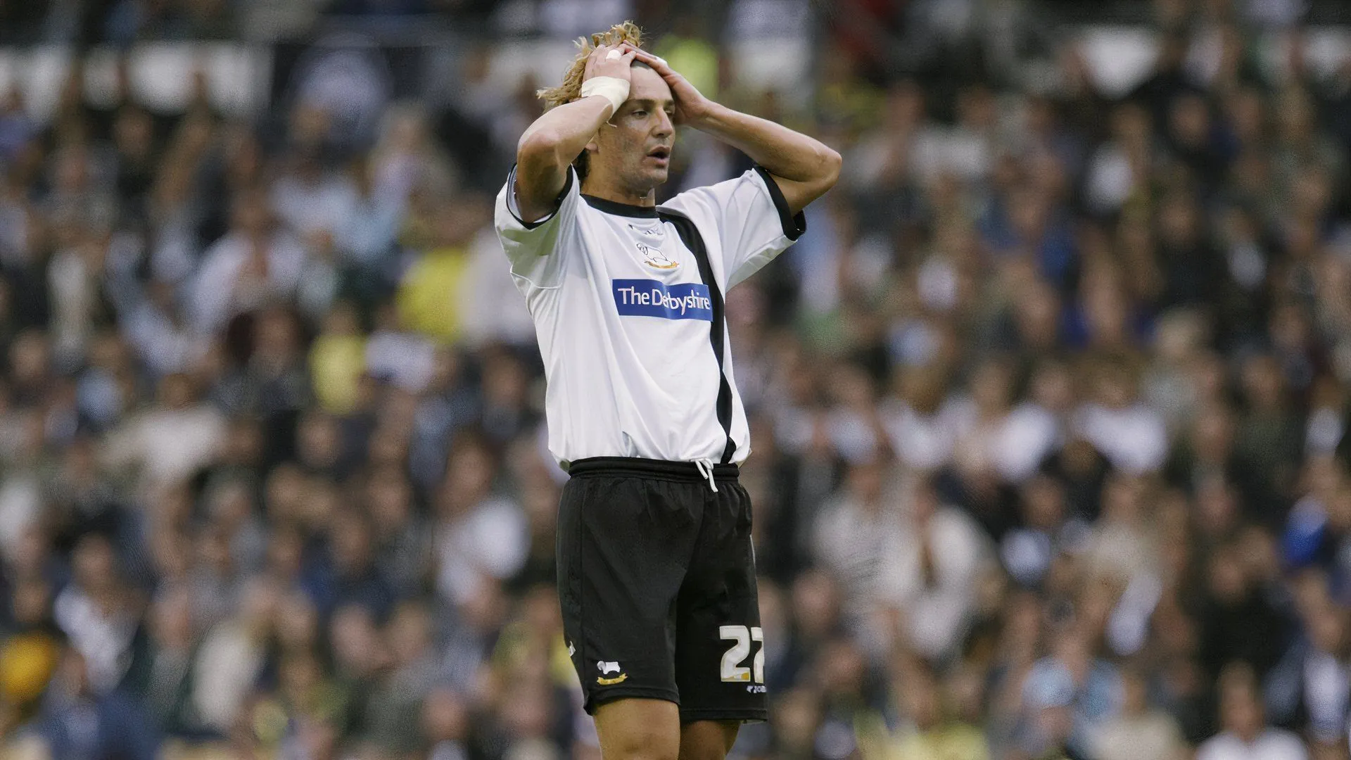 Tiền vệ Inigo Idiakez của Southampton (cựu cầu thủ Derby County) sau khi sút hỏng quả phạt đền trong loạt luân lưu với Derby năm 2007