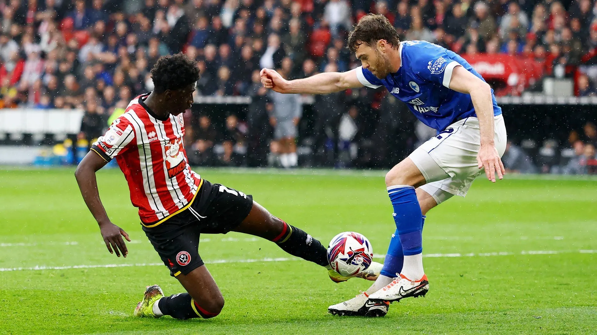 Tiền vệ Jesurun Rak-Sakyi của Crystal Palace trong một trận đấu, mục tiêu hàng đầu của Southampton nhưng đang gặp khó khăn.