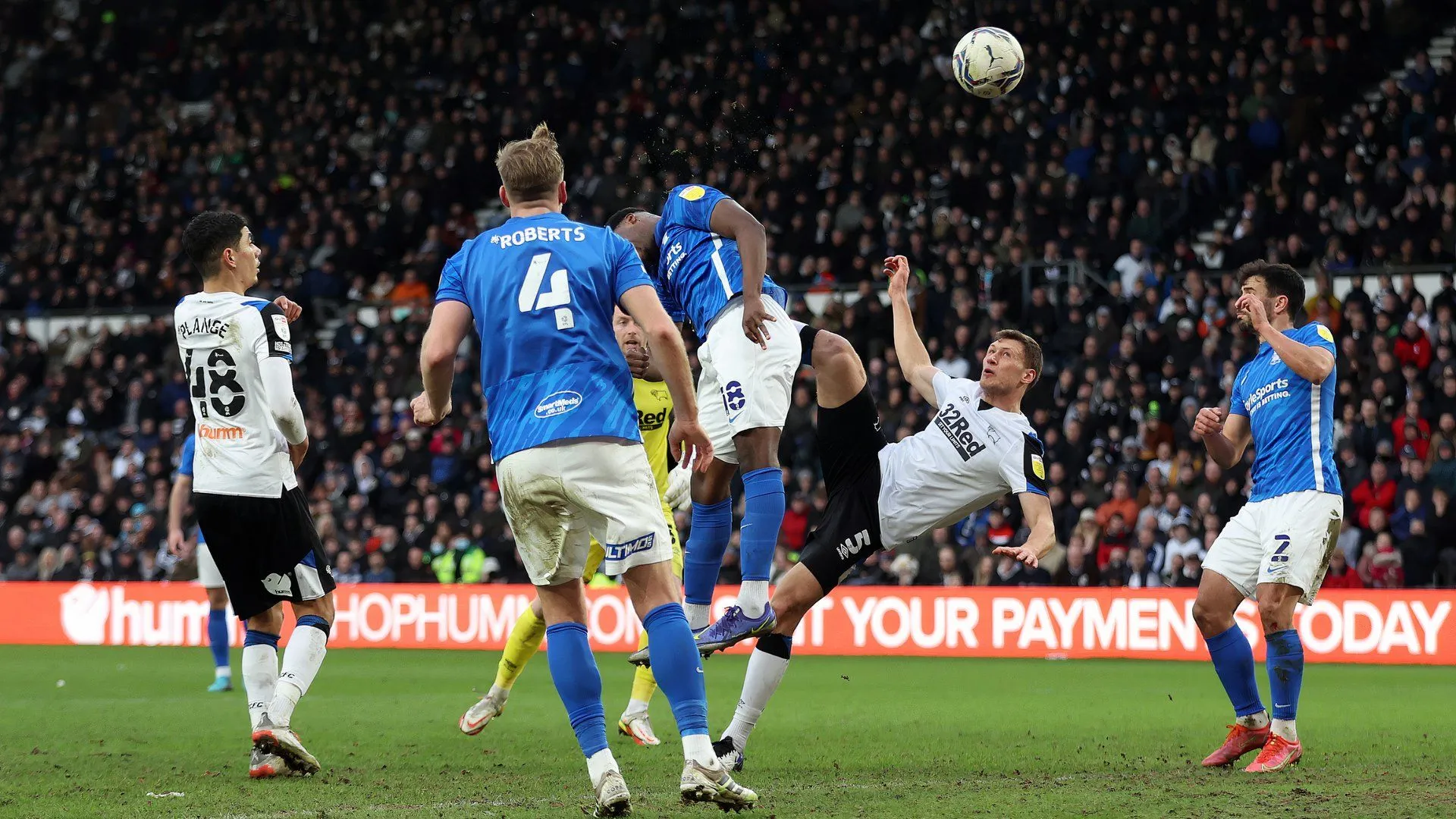 Tiền vệ Krystian Bielik của Derby County ăn mừng bàn thắng xe đạp chổng ngược vào lưới Birmingham City năm 2022